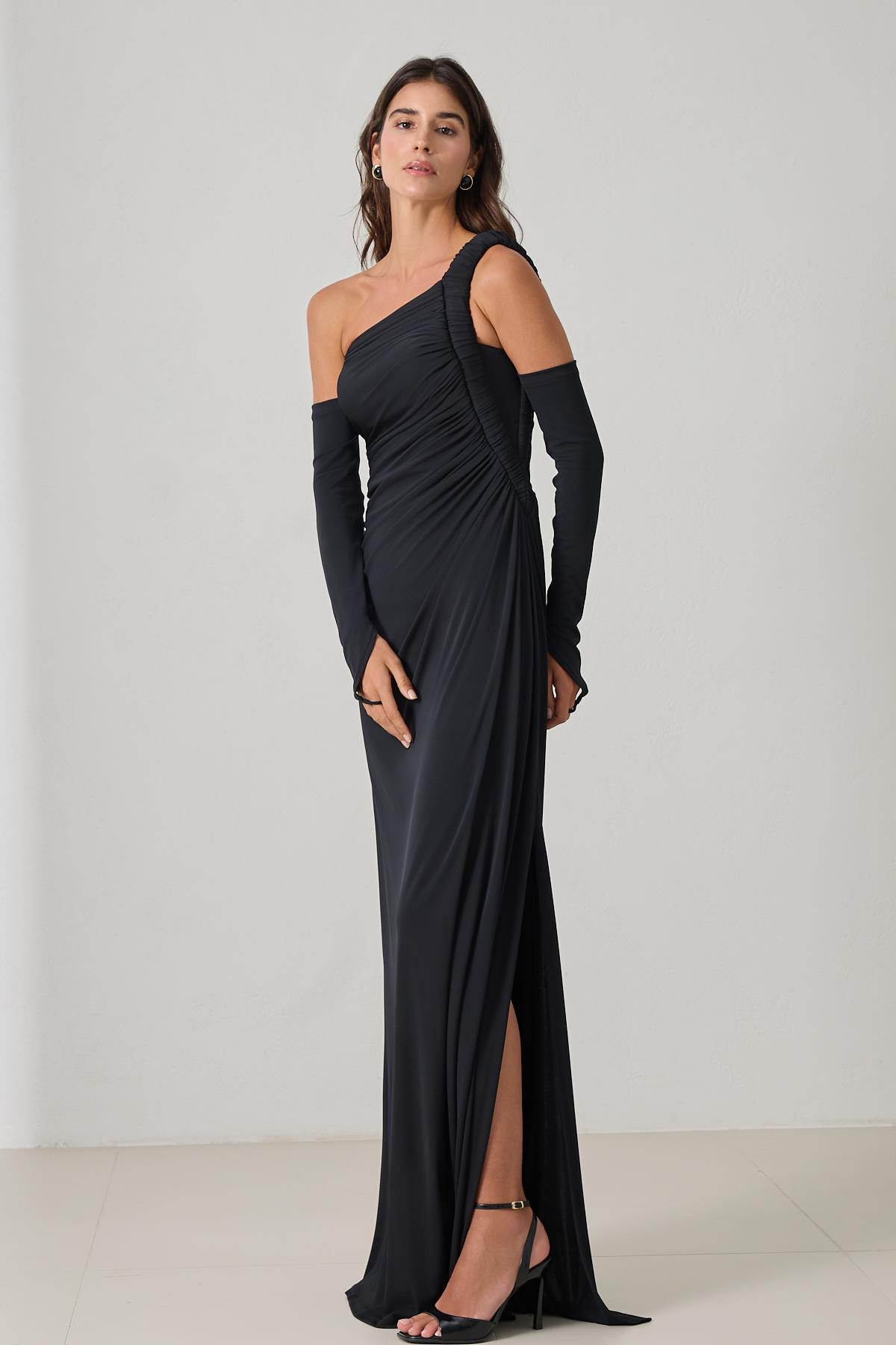Siyah Tek Omuz Giyilebilir Kol Detaylı Yandan Yırtmaçlı Uzun Abiye Elbise Kadın Abiye Elbise modelleri