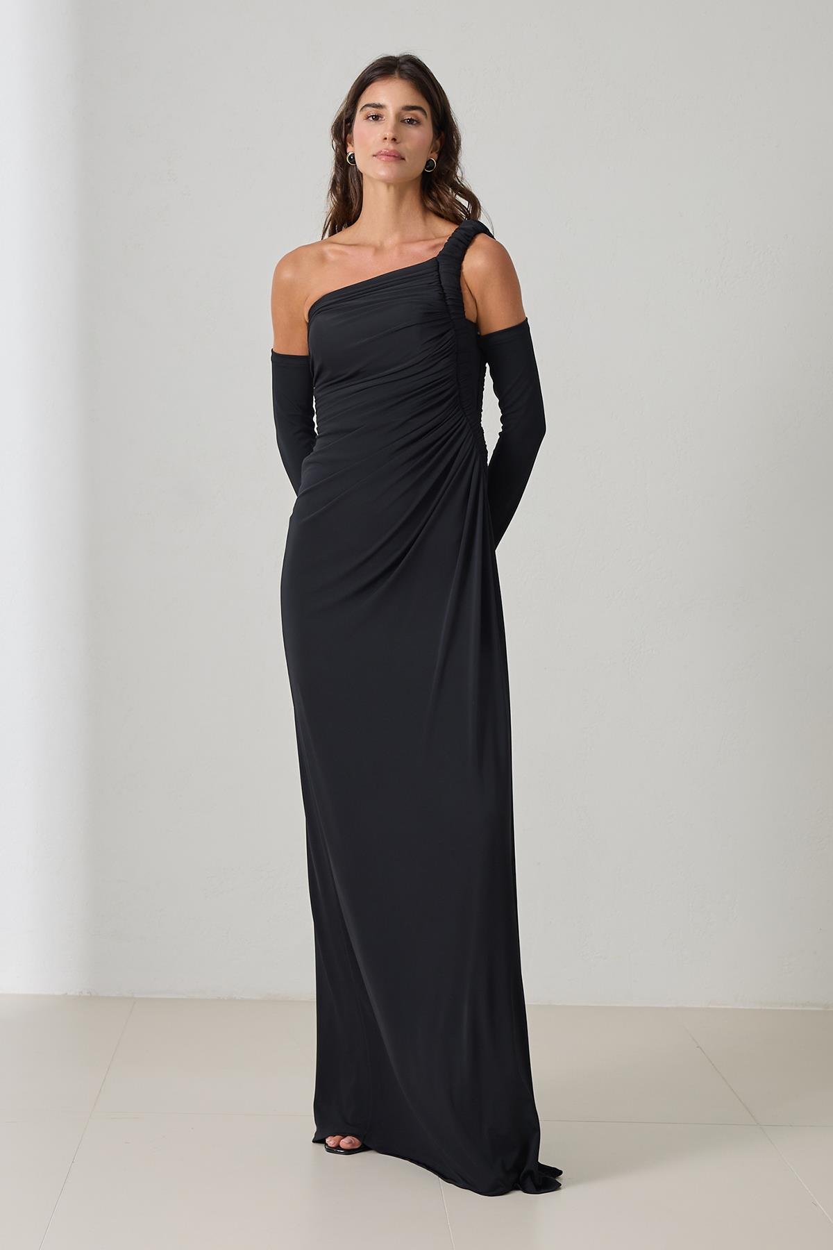 Siyah Tek Omuz Giyilebilir Kol Detaylı Yandan Yırtmaçlı Uzun Abiye Elbise Kadın Abiye Elbise modelleri