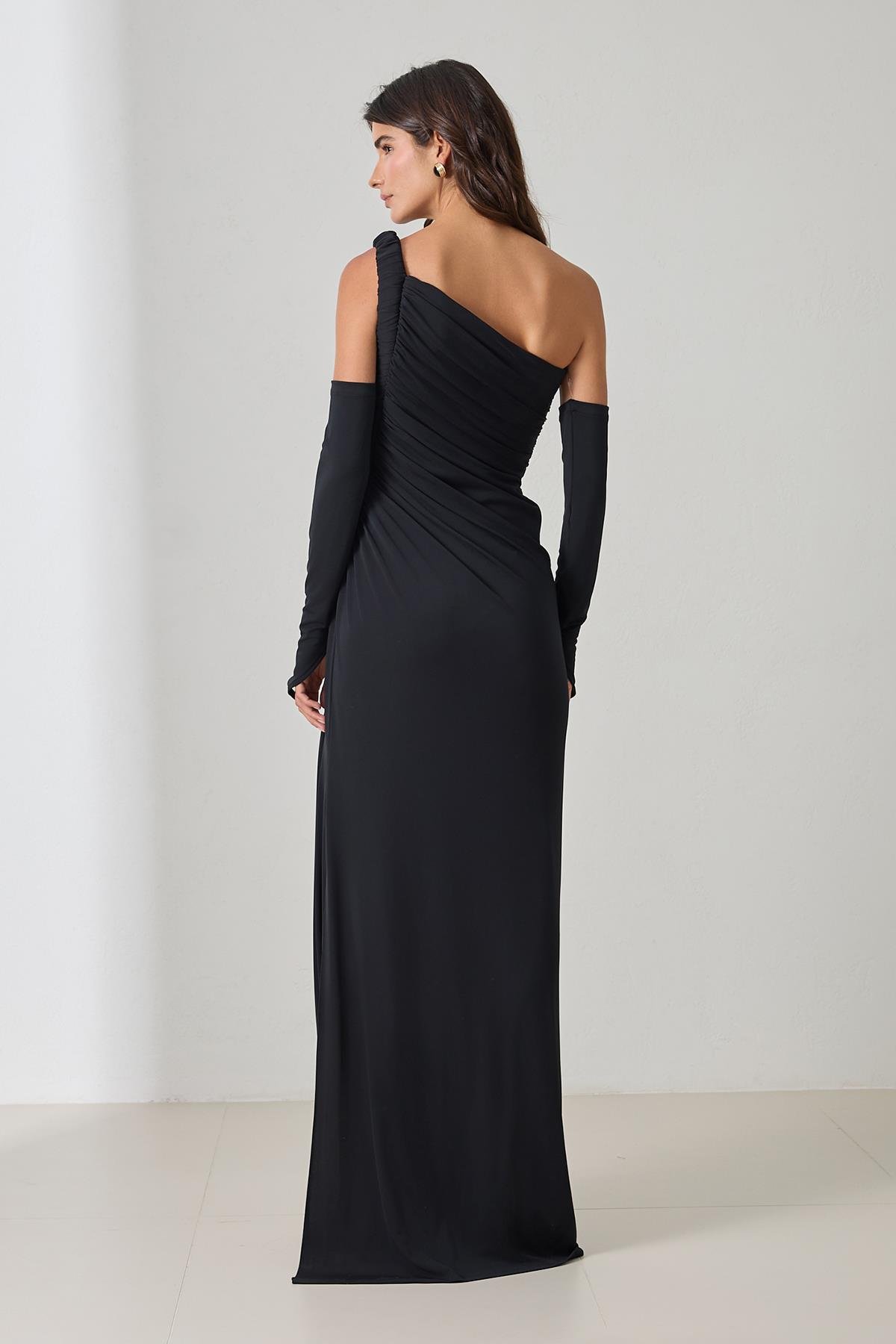 Siyah Tek Omuz Giyilebilir Kol Detaylı Yandan Yırtmaçlı Uzun Abiye Elbise Kadın Abiye Elbise modelleri