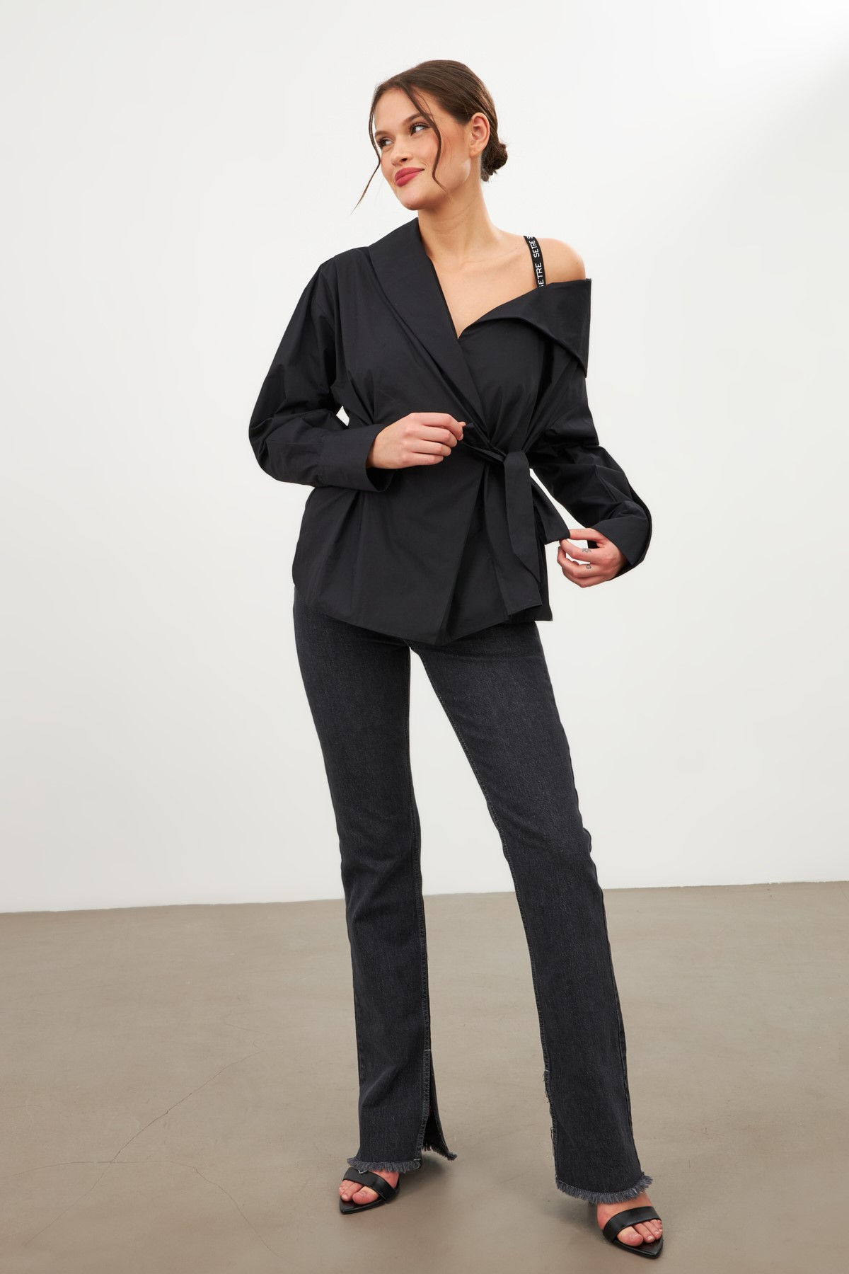 Siyah Tek Omuzu Açık Asimetrik Yapılı Belden Bağlama Detaylı Uzun Kollu Geniş Kesim Gömlek Kadın Gömlek modelleri