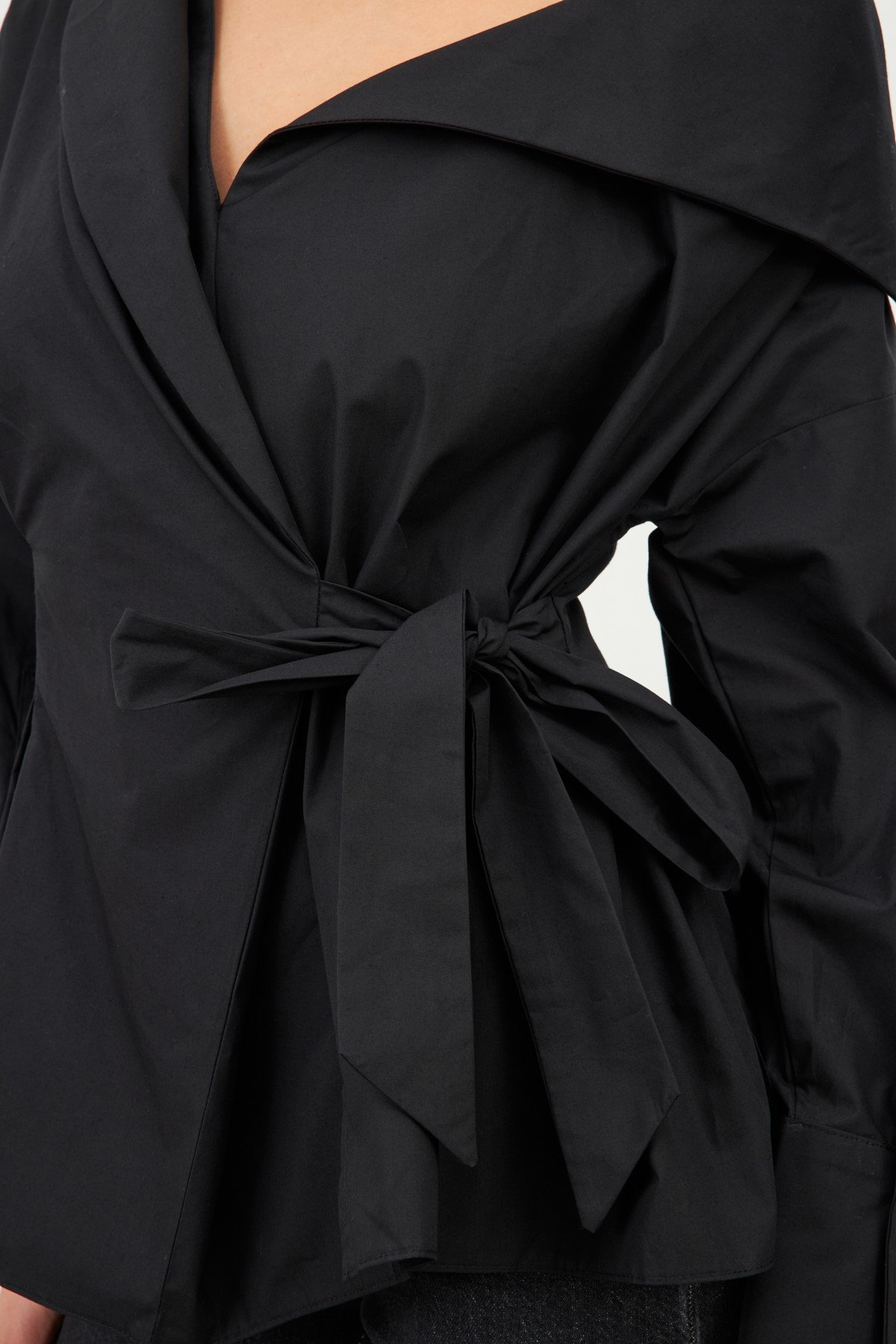 Siyah Tek Omuzu Açık Asimetrik Yapılı Belden Bağlama Detaylı Uzun Kollu Geniş Kesim Gömlek Kadın Gömlek modelleri