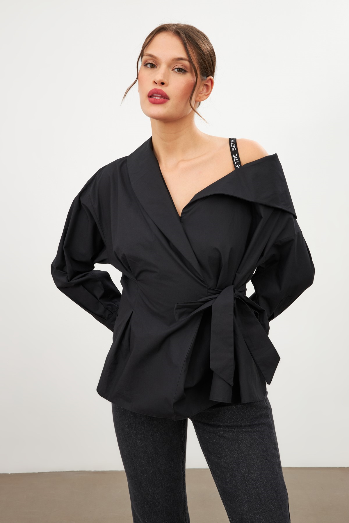 Siyah Tek Omuzu Açık Asimetrik Yapılı Belden Bağlama Detaylı Uzun Kollu Geniş Kesim Gömlek Kadın Gömlek modelleri