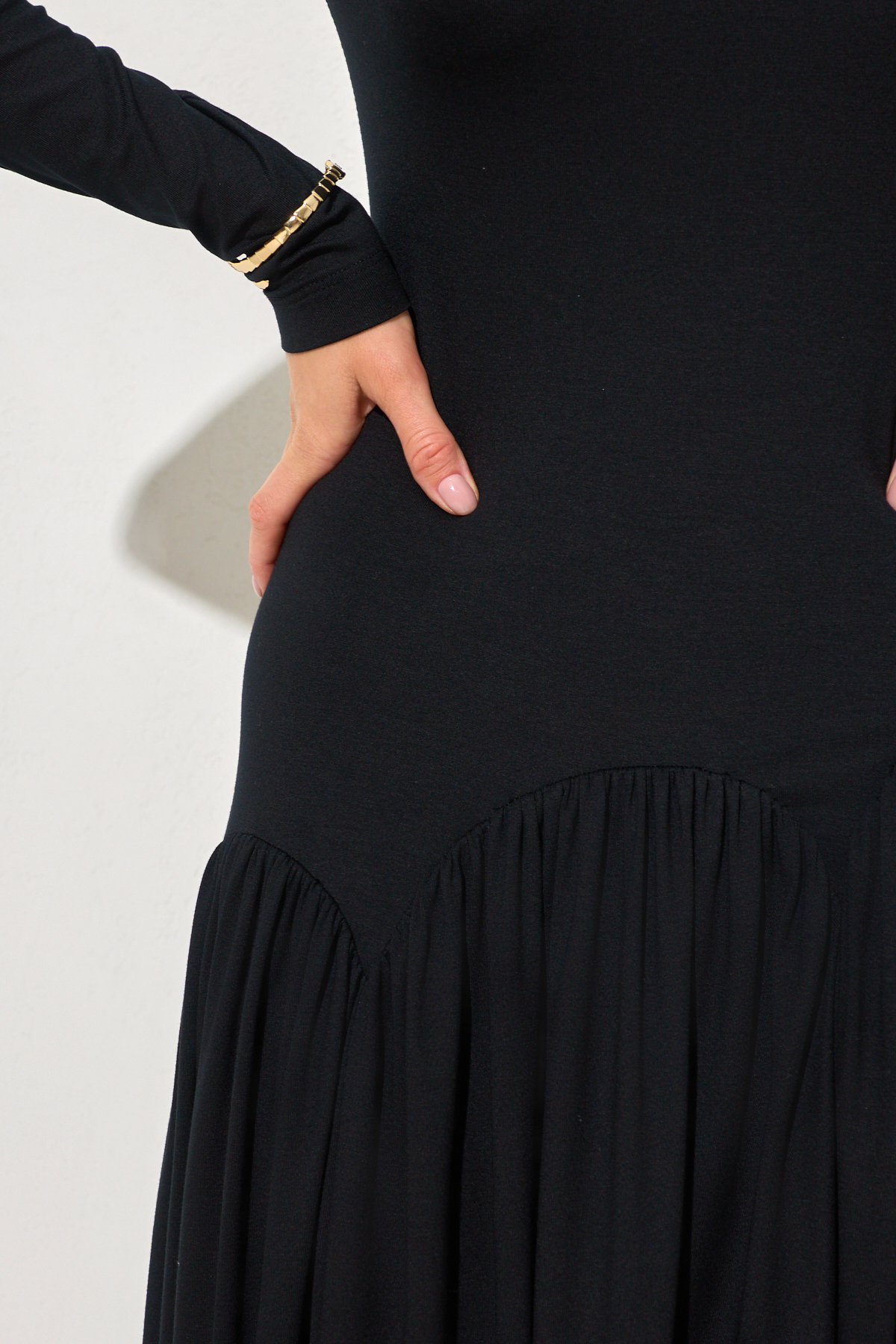 Siyah Uzun Kollu Bel Ve Etek Detaylı Midi Boy Elbise Kadın Günlük Elbise modelleri