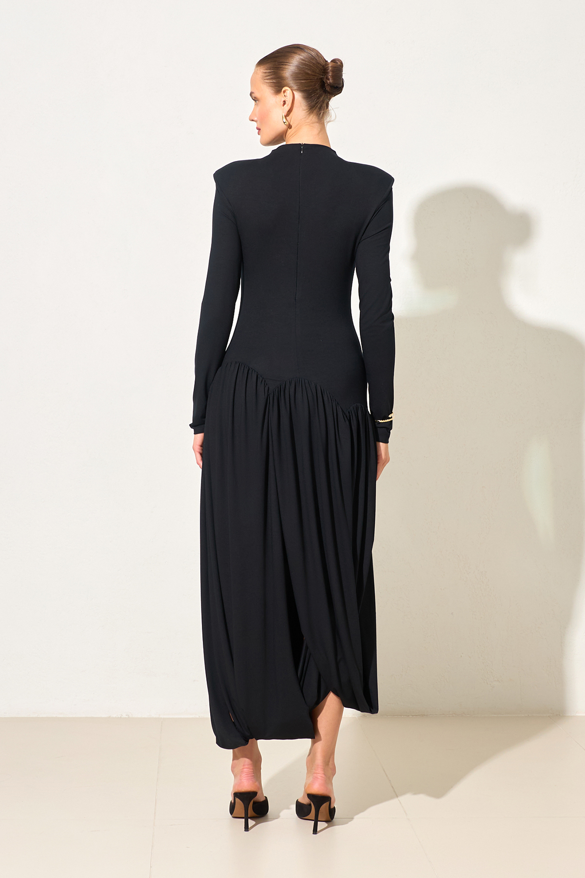 Siyah Uzun Kollu Bel Ve Etek Detaylı Midi Boy Elbise Kadın Günlük Elbise modelleri