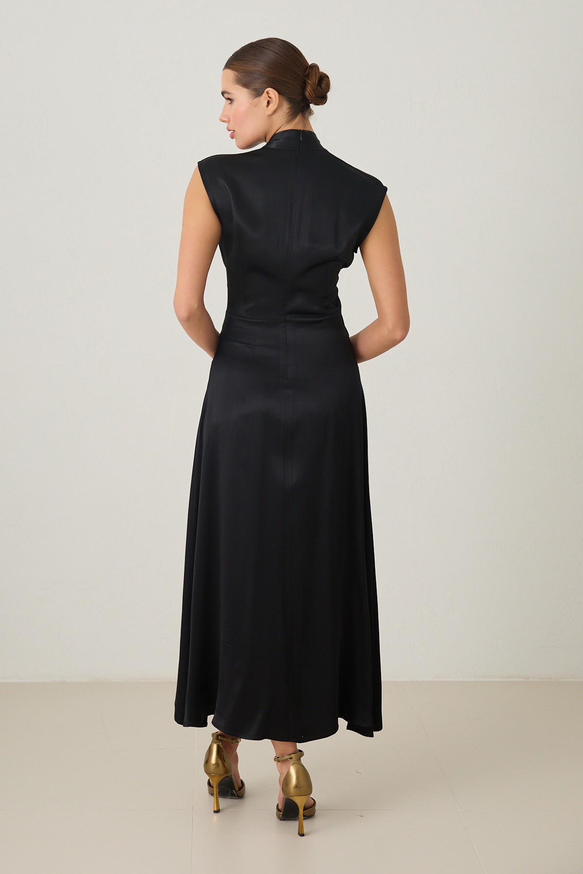 Siyah V Yaka Belden Detaylı Midi Boy Kolsuz Elbise Kadın Günlük Elbise modelleri