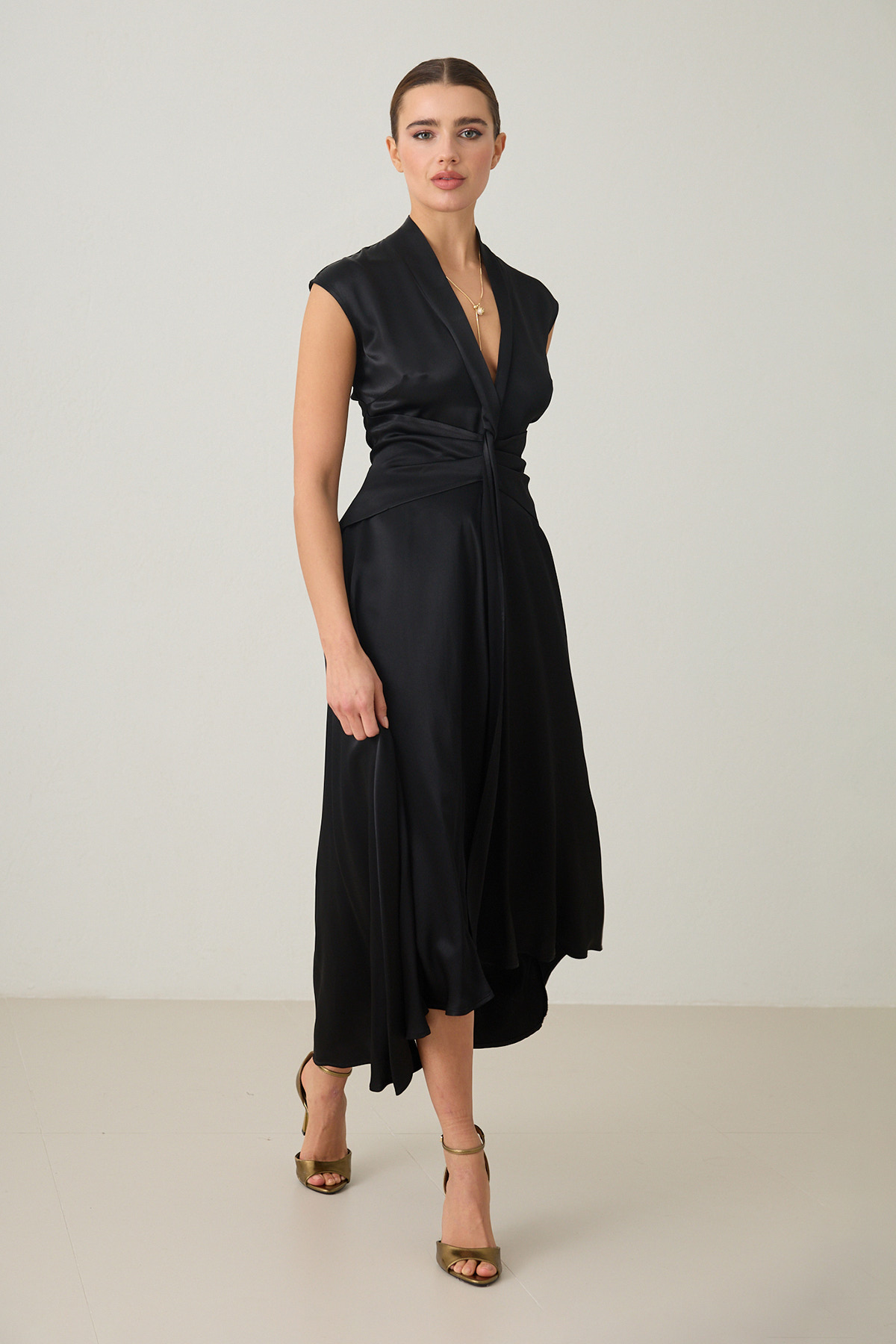 Siyah V Yaka Belden Detaylı Midi Boy Kolsuz Elbise Kadın Günlük Elbise modelleri