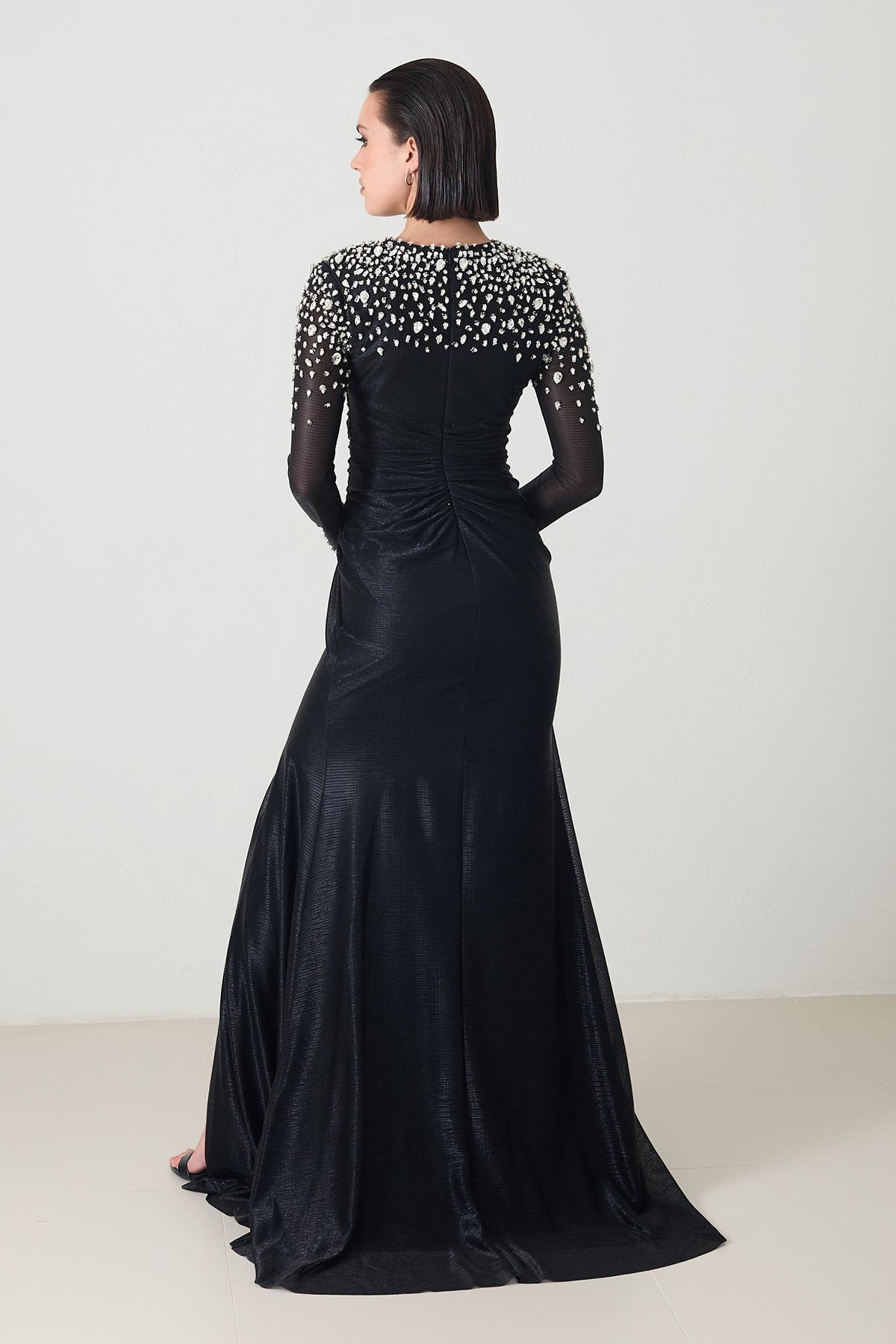 Siyah Yaka Ve Bileklerde Taş Detaylı Yırtmaçlı Uzun Abiye Elbise Kadın Kategorisiz modelleri