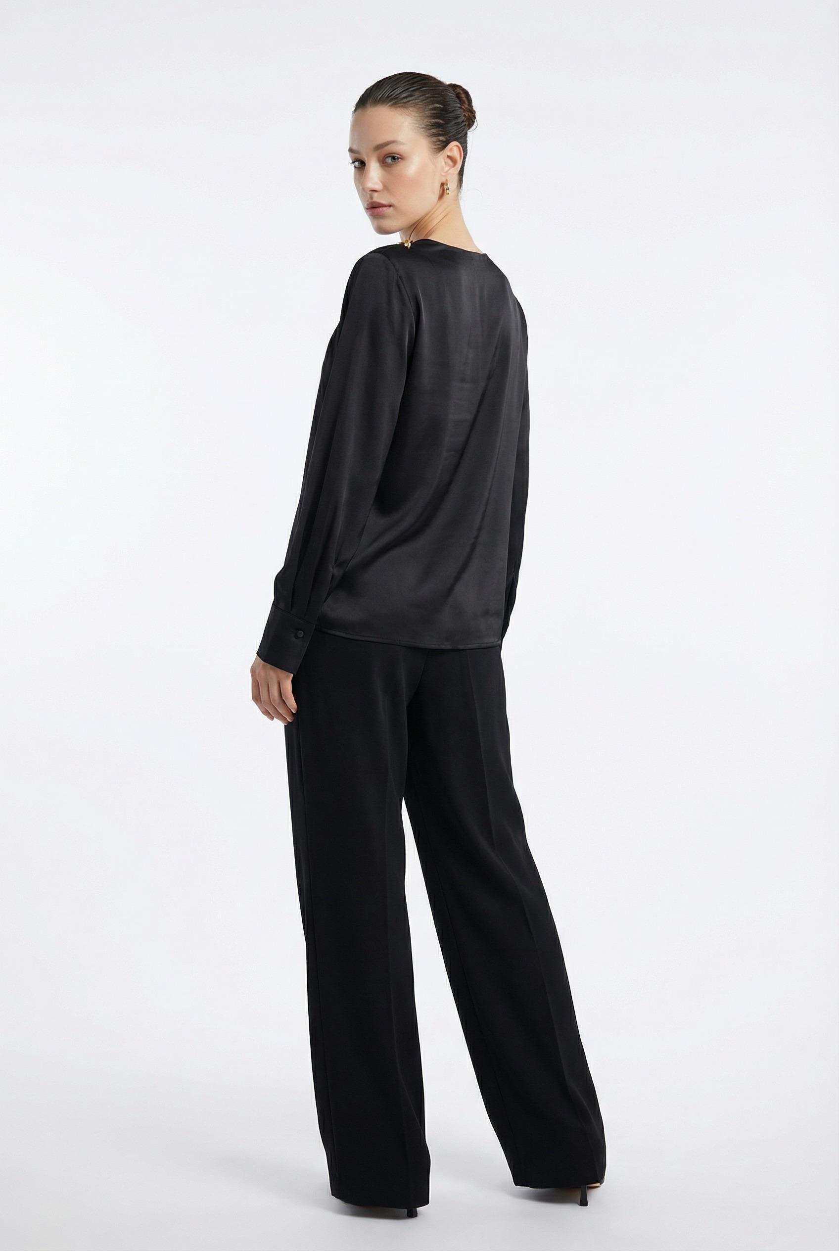 Siyah Yakada Aksesuar Detaylı Uzun Kollu Rahat Kesim Bluz Kadın Bluz modelleri