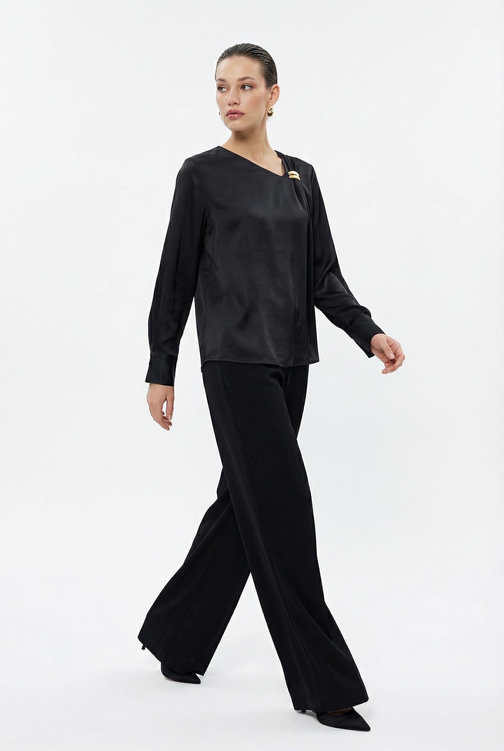 Siyah Yakada Aksesuar Detaylı Uzun Kollu Rahat Kesim Bluz Kadın Bluz modelleri