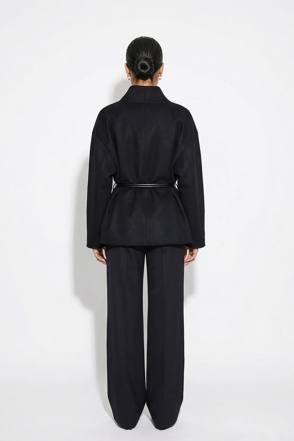 Siyah Yakasız Dökümlü Rahat Kesim Kaban Kadın Kaban modelleri