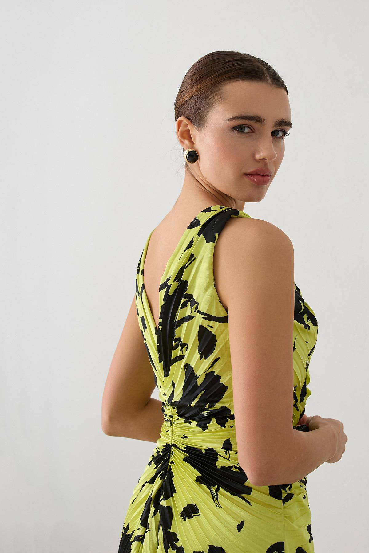 Siyah-Yeşil Asimetrik Yaka Drapeli Kolsuz Uzun Boy Abiye Elbise Kadın Kategorisiz modelleri