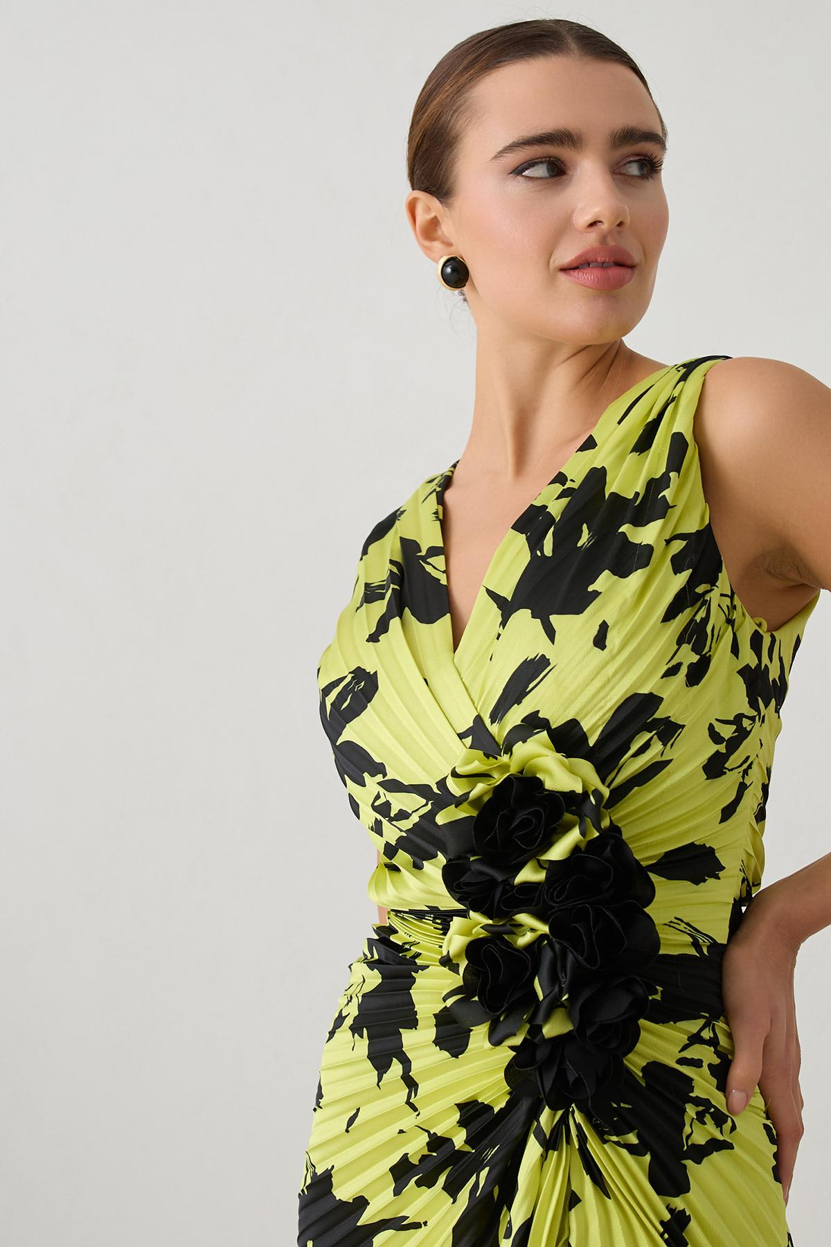 Siyah-Yeşil Asimetrik Yaka Drapeli Kolsuz Uzun Boy Abiye Elbise Kadın Kategorisiz modelleri