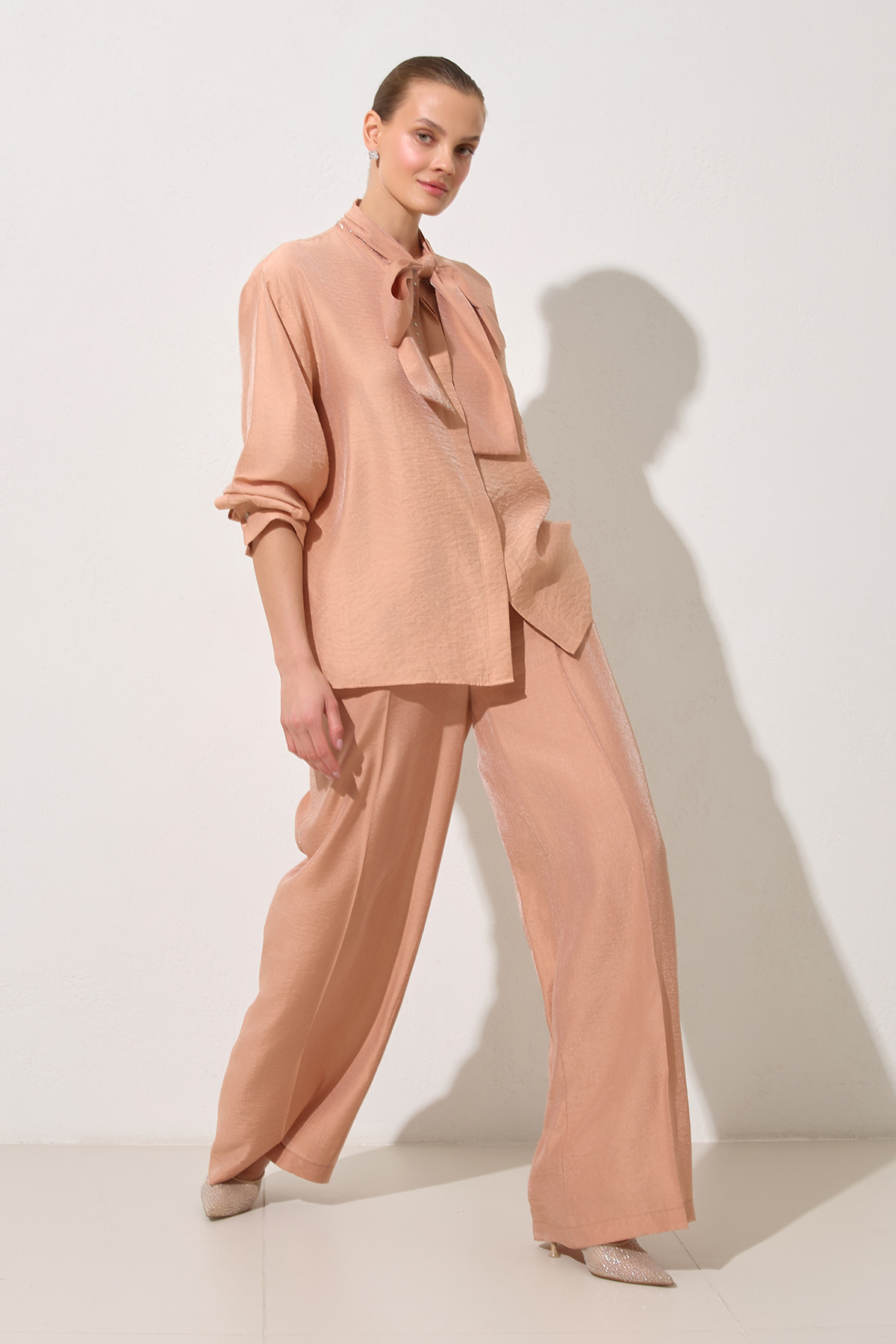Somon Bağlama Detaylı Bluz Ve Rahat Kesim Pantolonlu Takım Kadın Kategorisiz modelleri