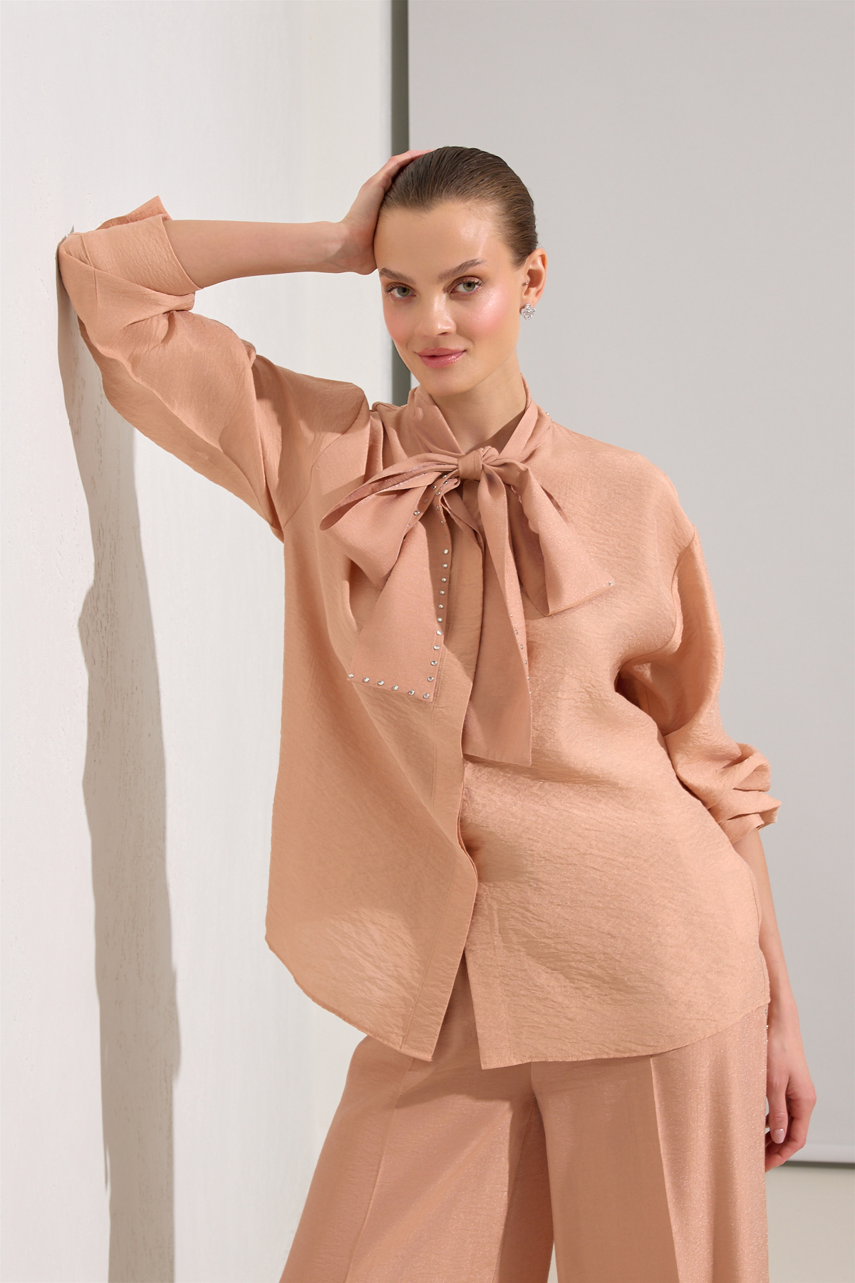 Somon Bağlama Detaylı Bluz Ve Rahat Kesim Pantolonlu Takım Kadın Kategorisiz modelleri