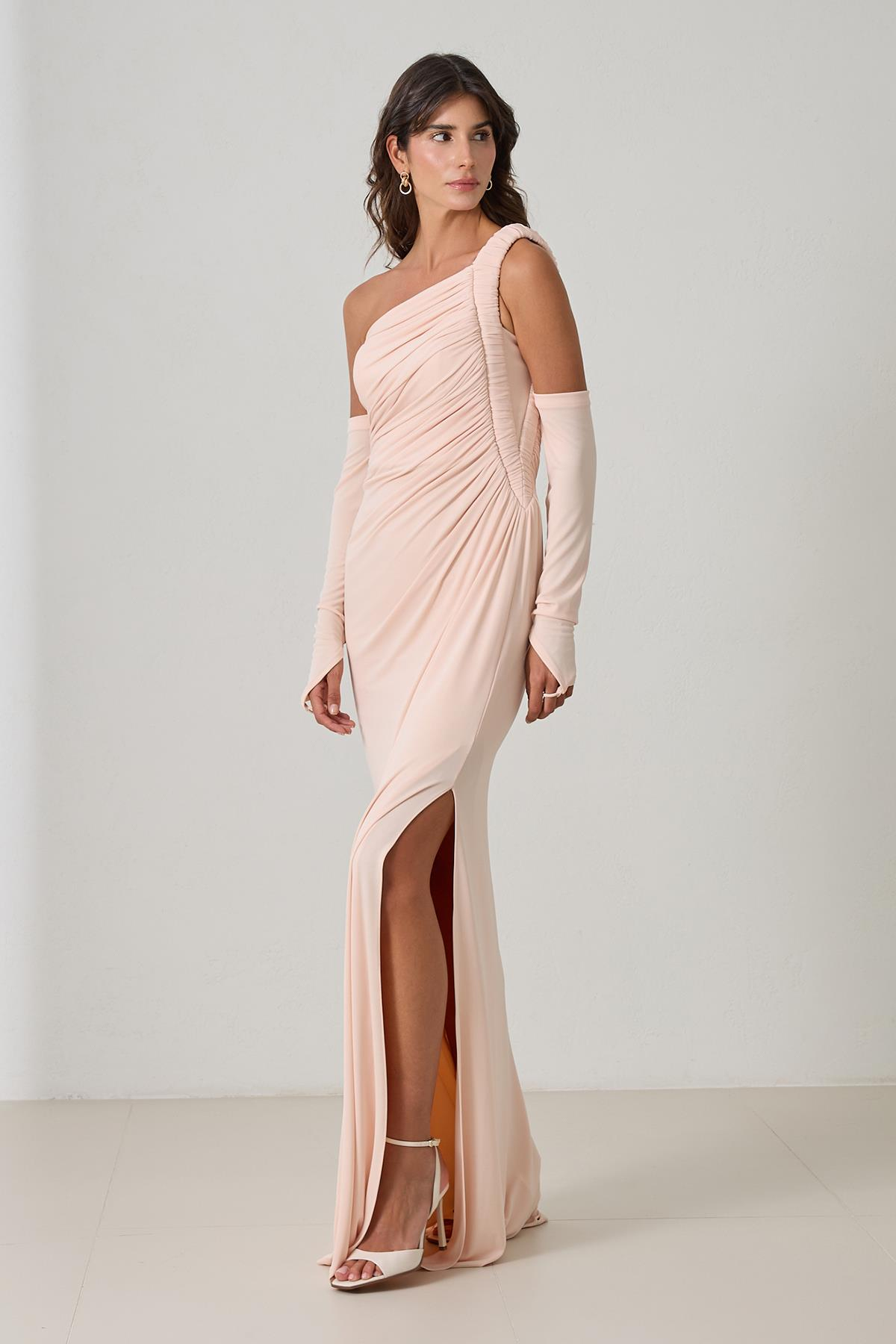 Somon Tek Omuz Giyilebilir Kol Detaylı Yandan Yırtmaçlı Uzun Abiye Elbise Kadın Abiye Elbise modelleri