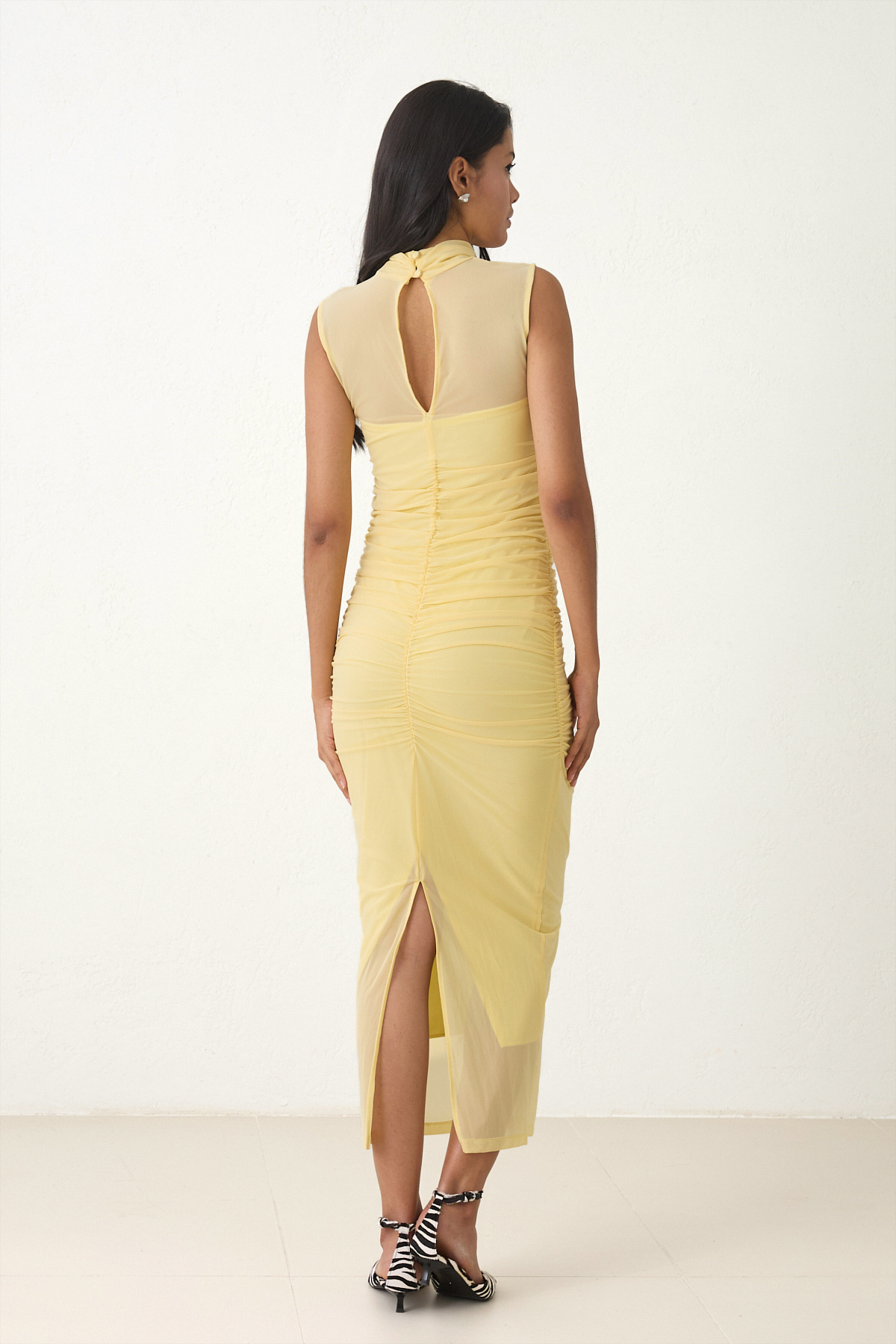 Tereyağ Sarısı Balıkçı Yaka Gül Detaylı Kolsuz Tam Kalıp Büzgü Detaylı Midi Boy Elbise Kadın Günlük Elbise modelleri