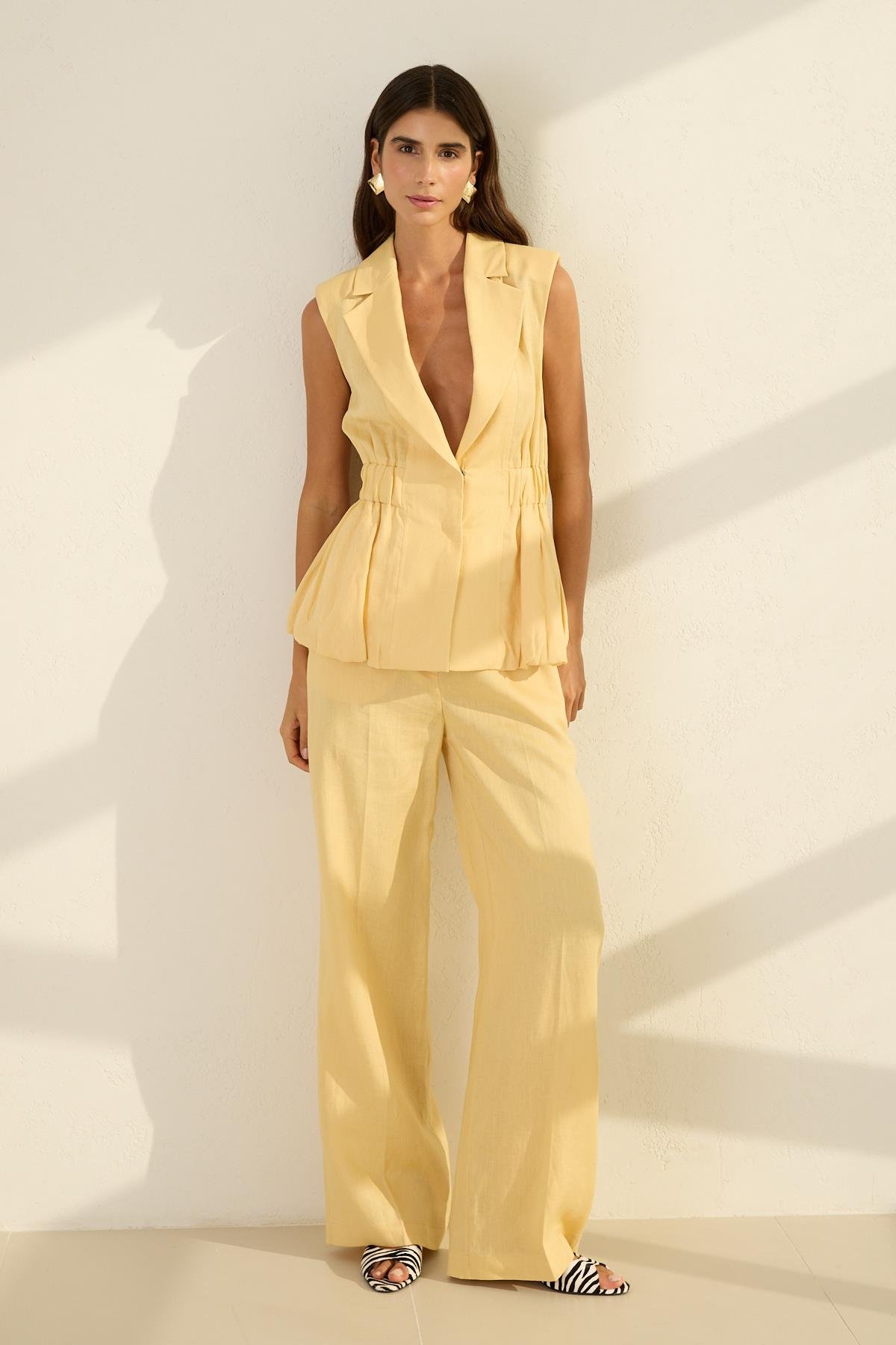 Tereyağ Sarısı Bel Ve Yaka Detaylı Yelek Rahat Kesim Pantolonlu Takım Kadın Takım Elbise modelleri