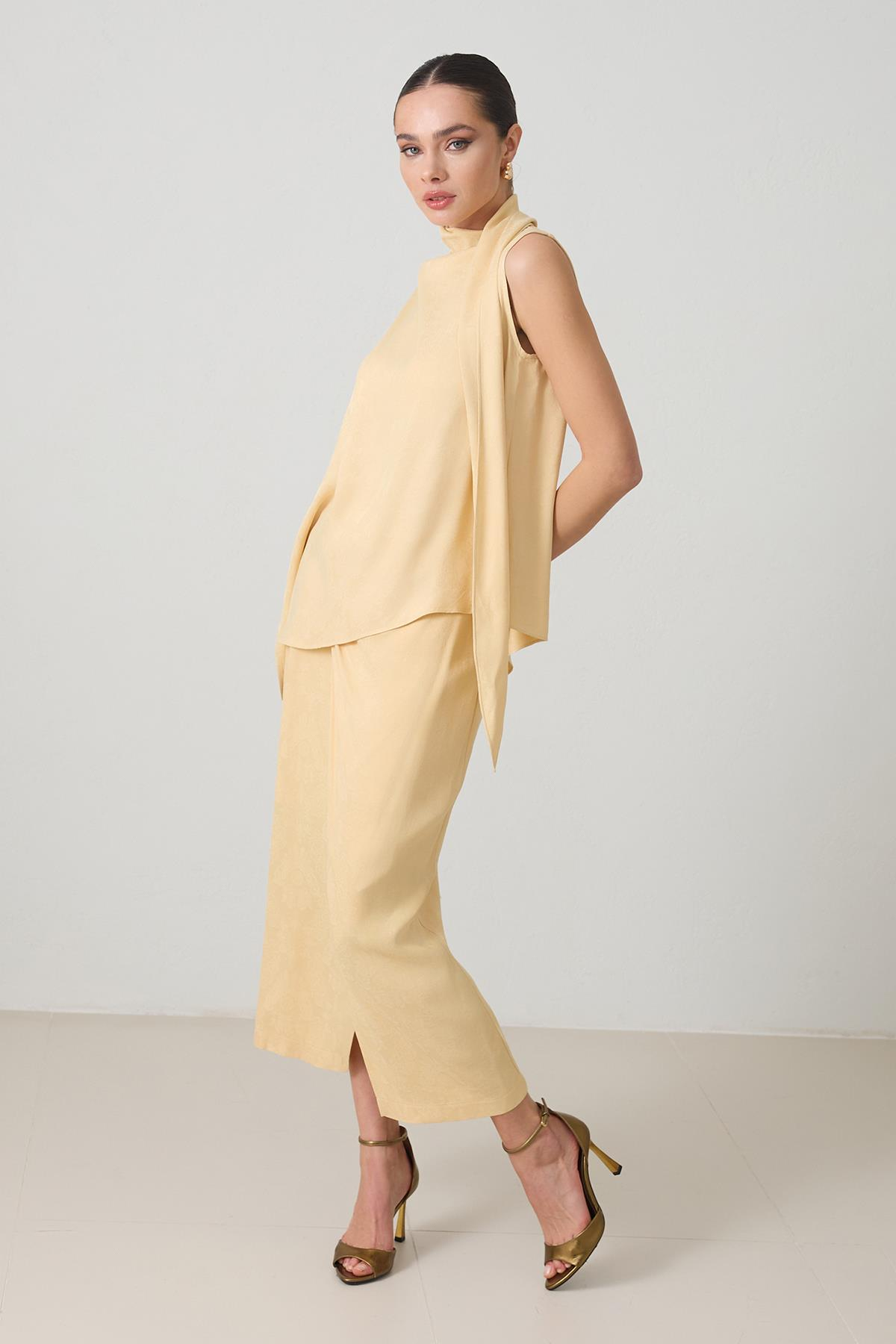 Tereyağ Sarısı Boyundan Şal Detaylı Tunik Kadın Tunik modelleri