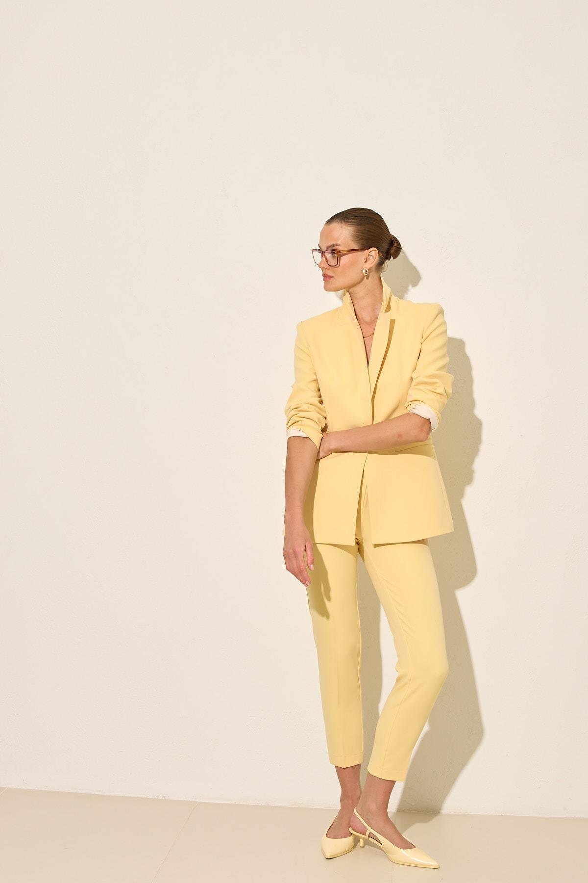 Tereyağ Sarısı Tek Düğme Detaylı Ceket, Cep Detaylı Tam Kalıp Pantolonlu Takım Kadın Takım Elbise modelleri