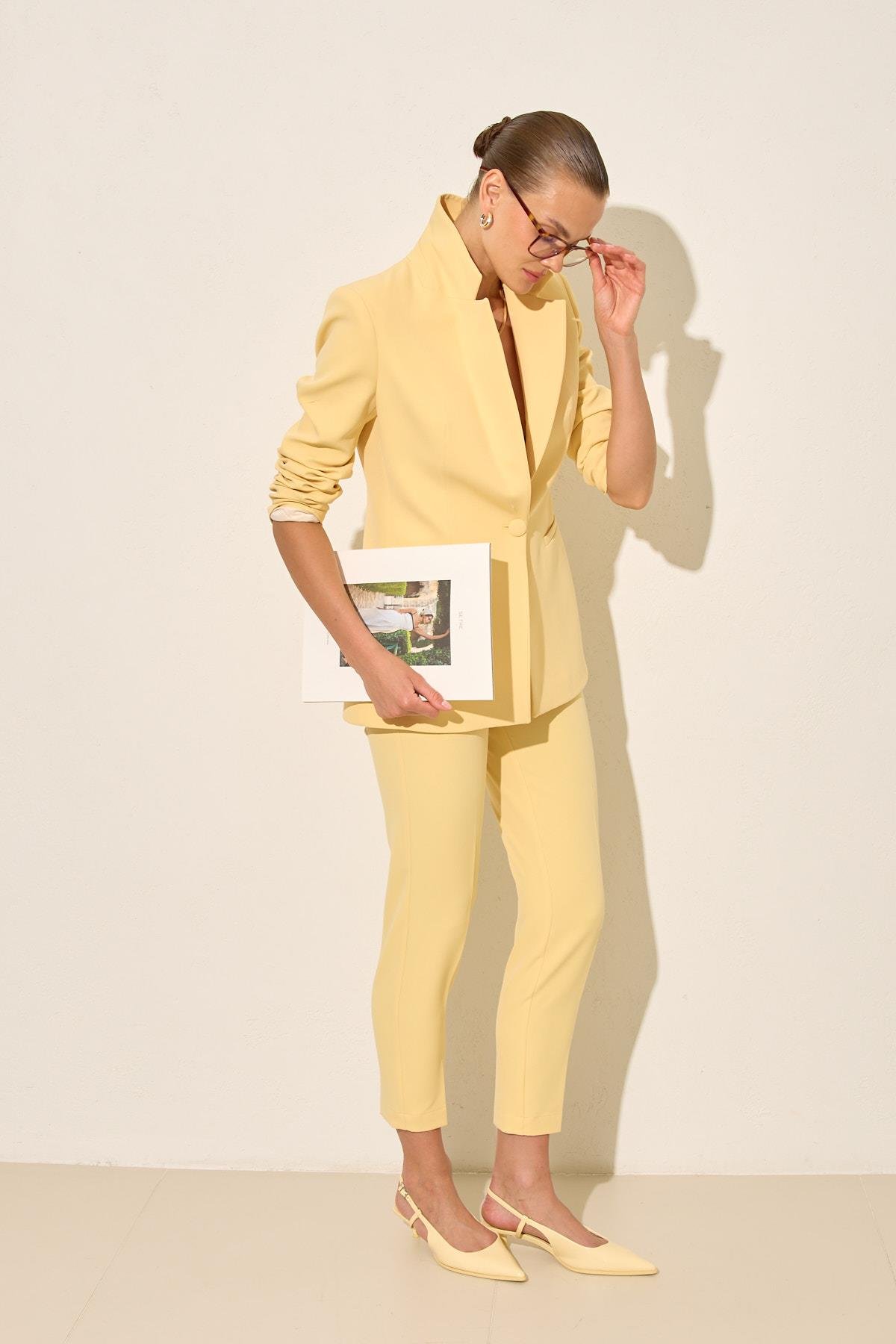 Tereyağ Sarısı Tek Düğme Detaylı Ceket, Cep Detaylı Tam Kalıp Pantolonlu Takım Kadın Takım Elbise modelleri