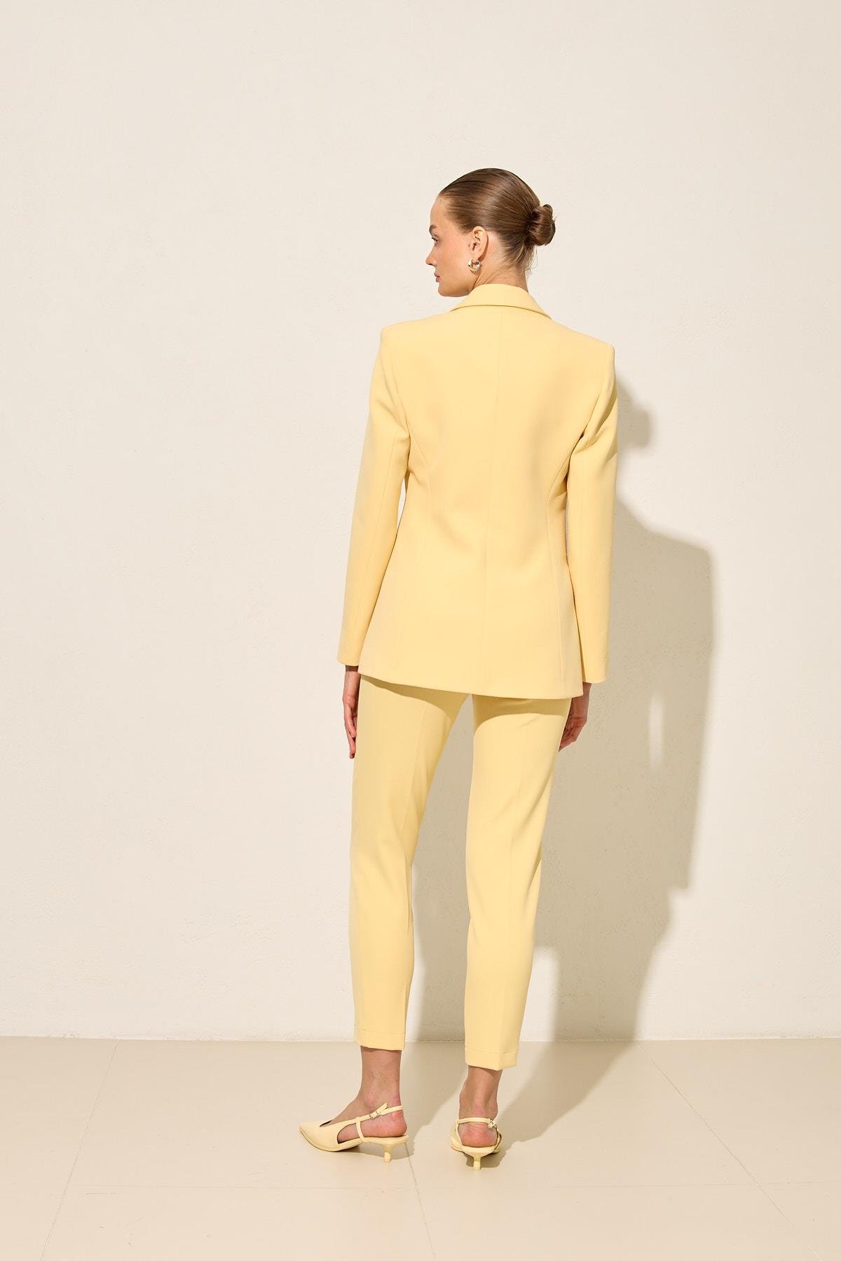 Tereyağ Sarısı Tek Düğme Detaylı Ceket, Cep Detaylı Tam Kalıp Pantolonlu Takım Kadın Takım Elbise modelleri