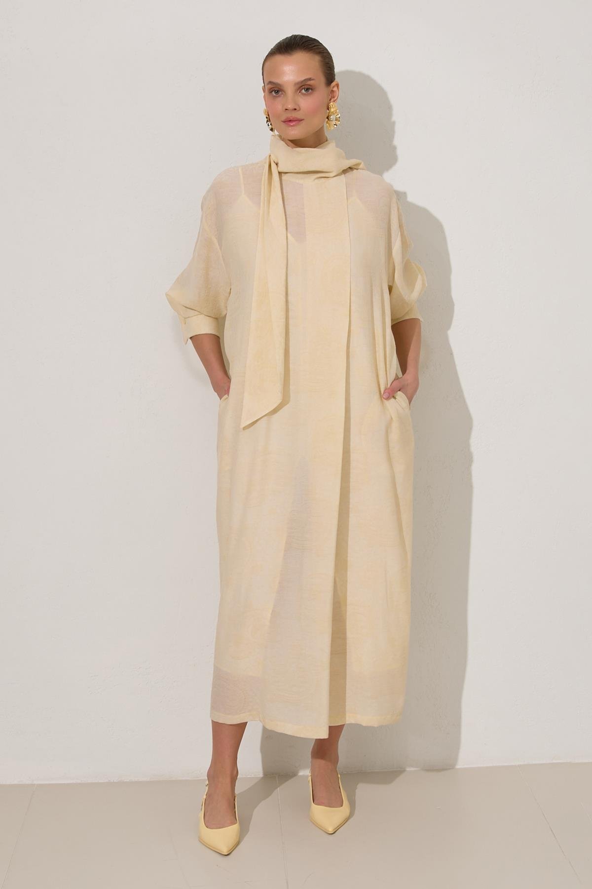 Tereyağ Sarısı Yaka Ve Boyun Detaylı Rahat Kesim Elbise Kadın Günlük Elbise modelleri