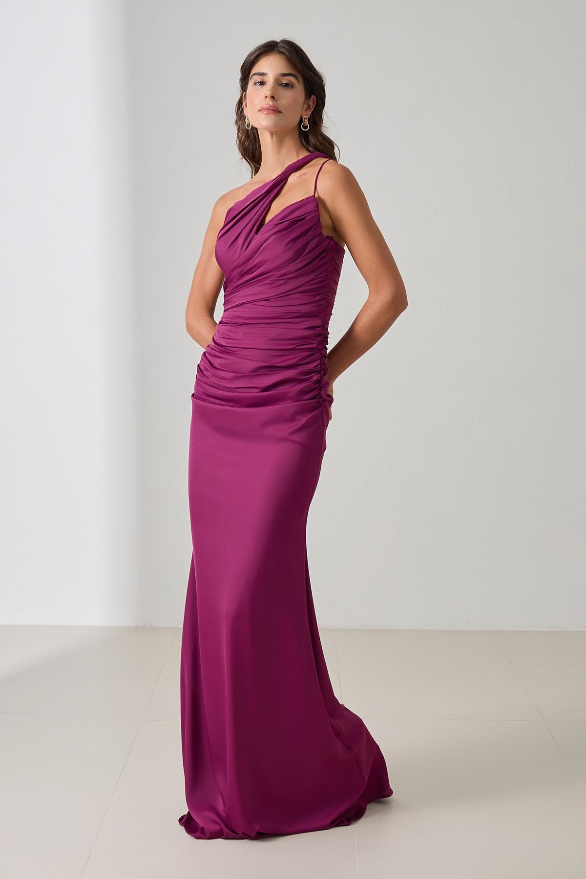 Violet Tek Omuz Askı Detaylı Drapeli Tam Kalıp Uzun Abiye Elbise Kadın Abiye Elbise modelleri
