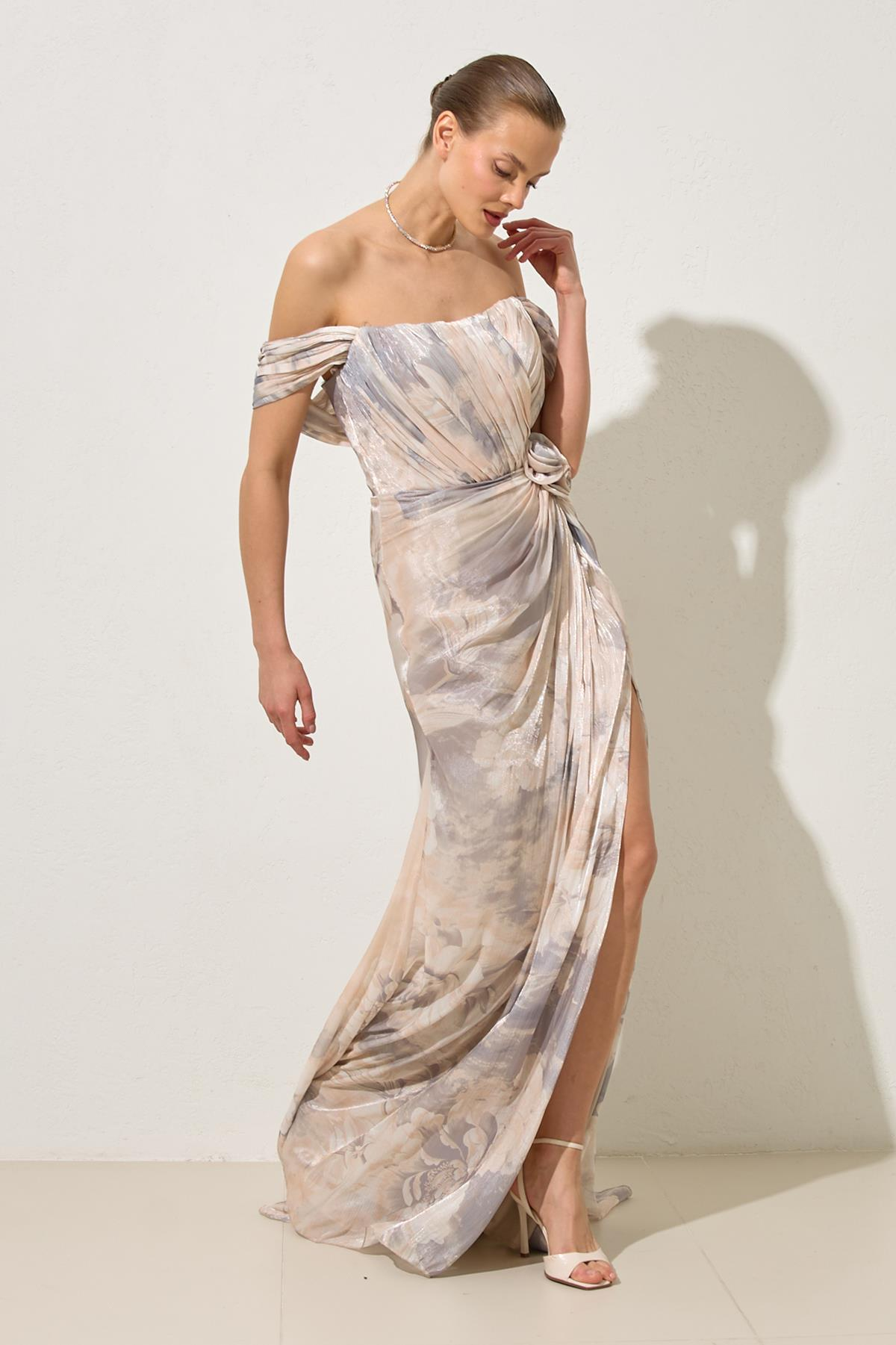 Vizon Düşük Omuz Ve Belden Gül Detaylı Desenli Uzun Abiye Elbise Kadın Kategorisiz modelleri