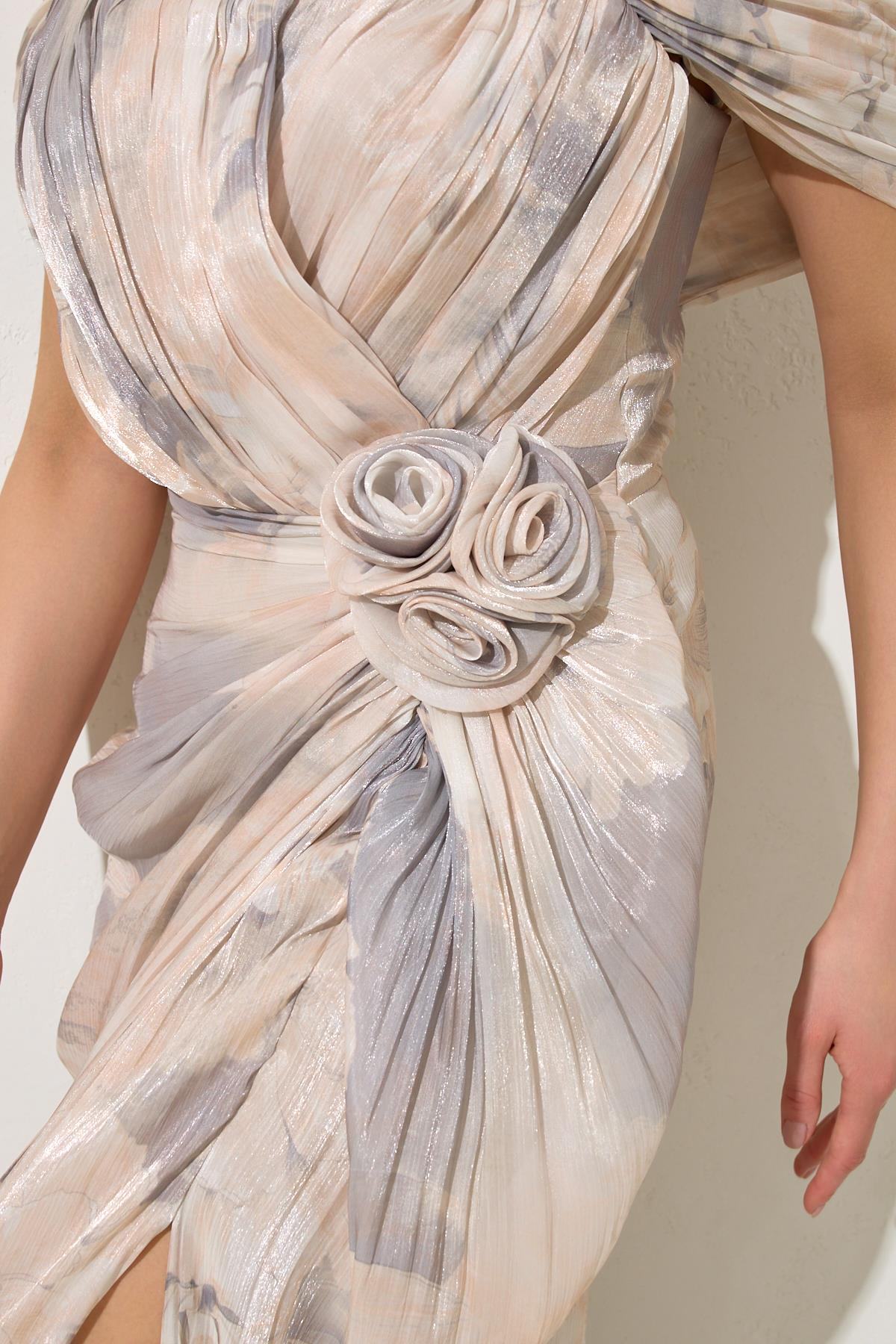 Vizon Düşük Omuz Ve Belden Gül Detaylı Desenli Uzun Abiye Elbise Kadın Kategorisiz modelleri