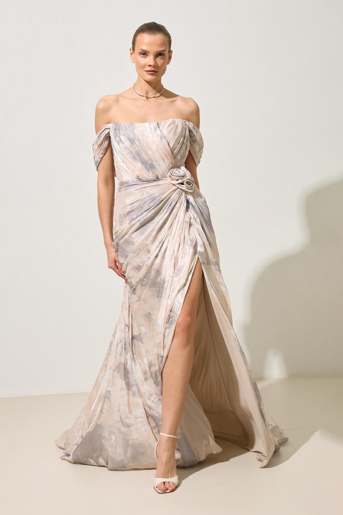 Vizon Düşük Omuz Ve Belden Gül Detaylı Desenli Uzun Abiye Elbise Kadın Kategorisiz modelleri