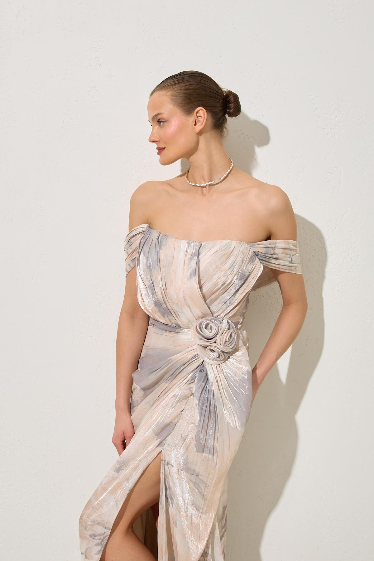 Vizon Düşük Omuz Ve Belden Gül Detaylı Desenli Uzun Abiye Elbise Kadın Kategorisiz modelleri