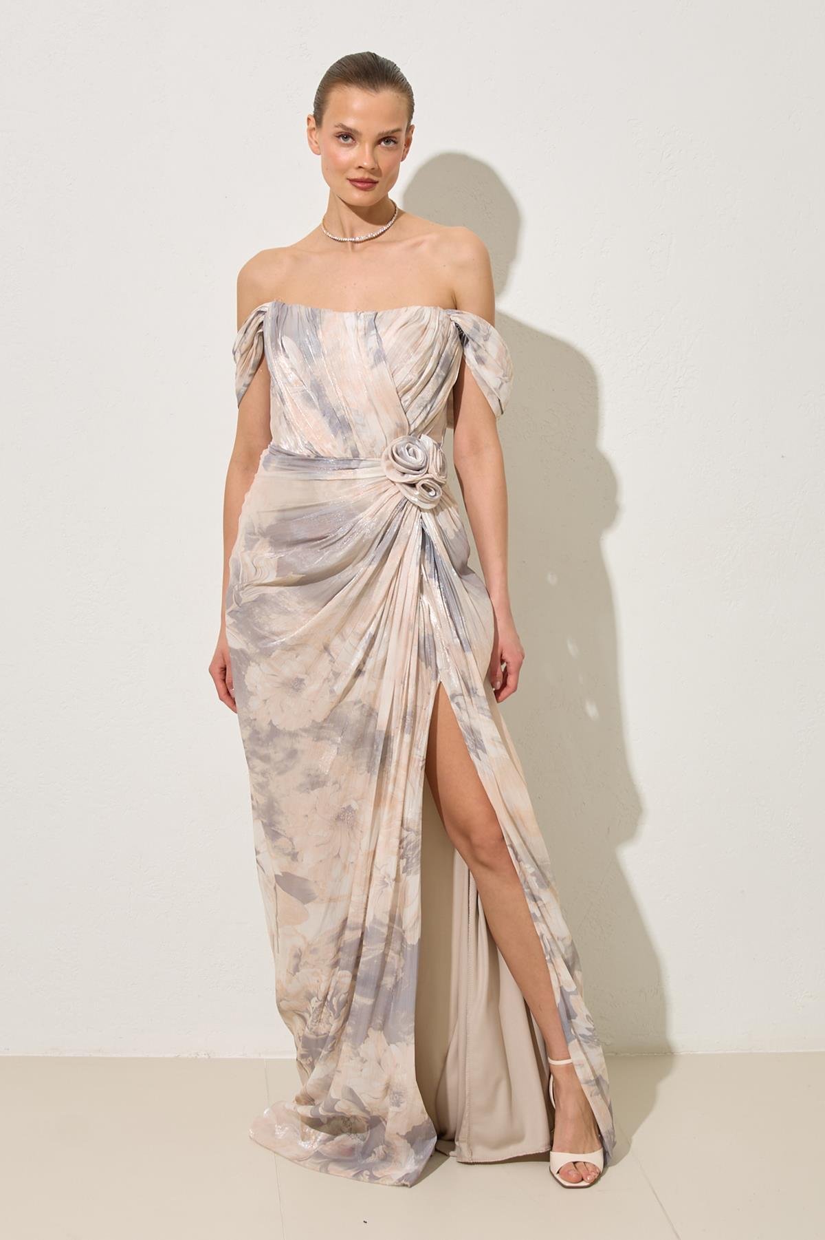 Vizon Düşük Omuz Ve Belden Gül Detaylı Desenli Uzun Abiye Elbise Kadın Kategorisiz modelleri