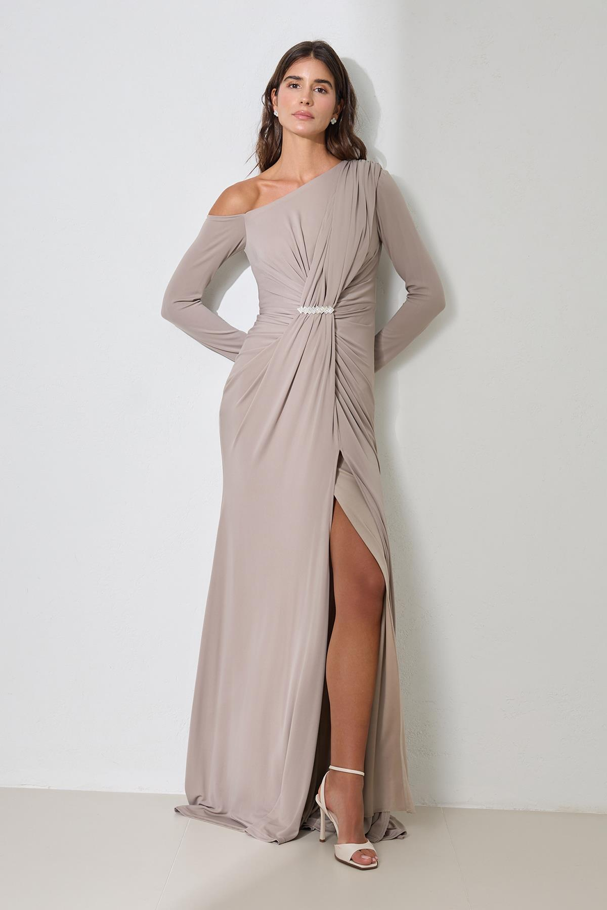 Vizon Düşük Omuz Ve Drape Detaylı Yırtmaçlı Uzun Abiye Elbise Kadın Abiye Elbise modelleri