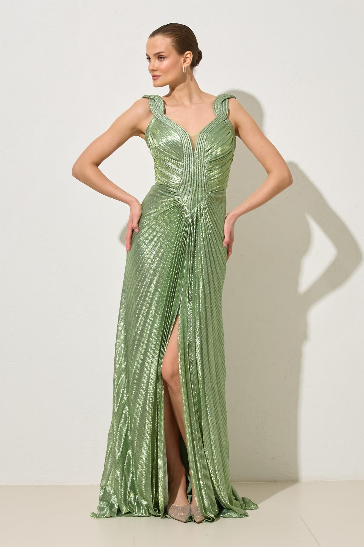 Yeşil Askı Ve Yaka Detaylı Piliseli Uzun Abiye Elbise Kadın Abiye Elbise modelleri