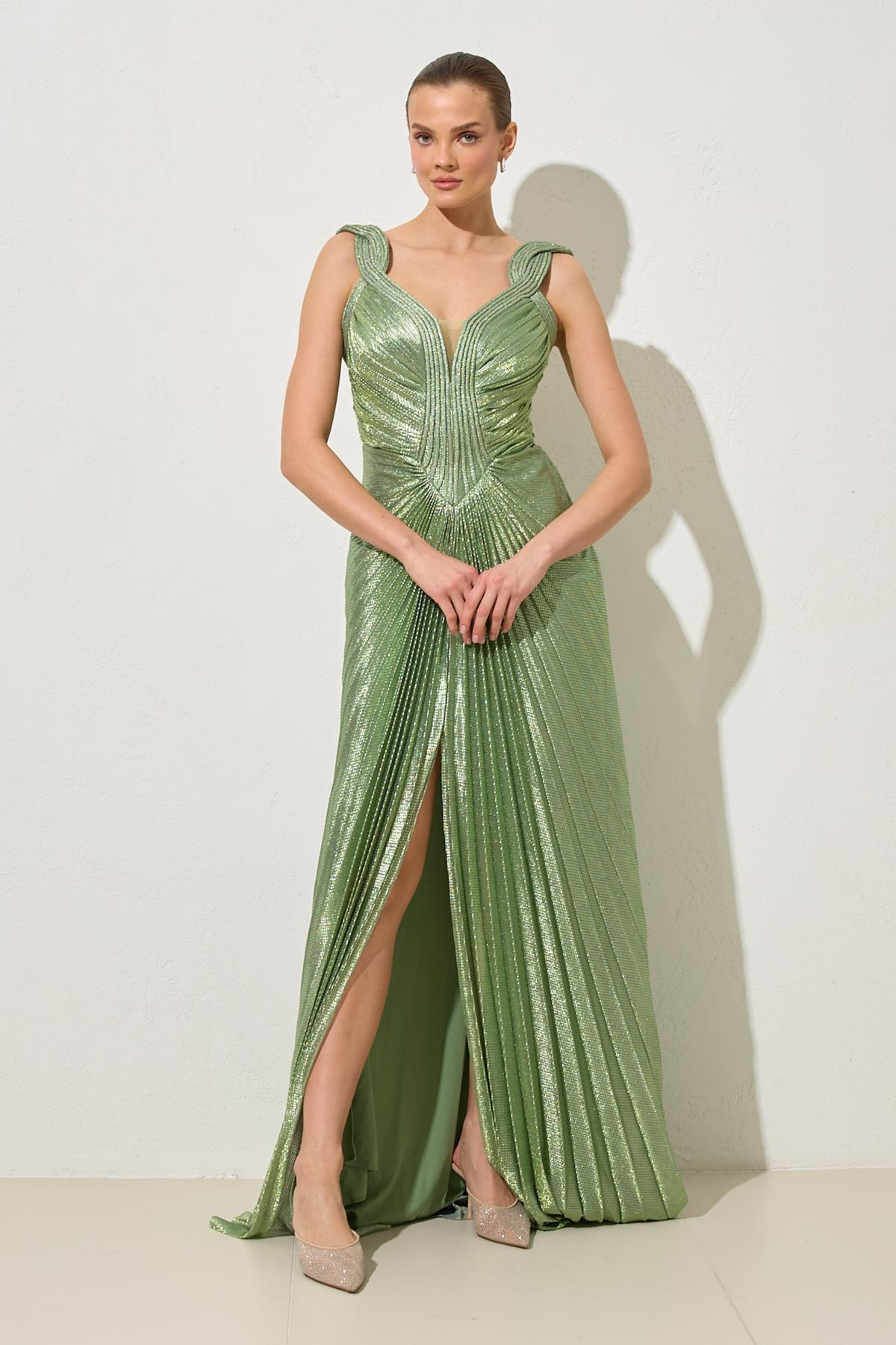 Yeşil Askı Ve Yaka Detaylı Piliseli Uzun Abiye Elbise Kadın Abiye Elbise modelleri