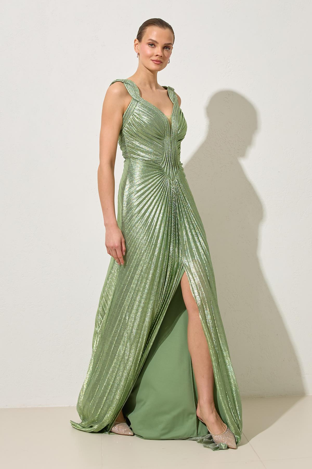 Yeşil Askı Ve Yaka Detaylı Piliseli Uzun Abiye Elbise Kadın Abiye Elbise modelleri