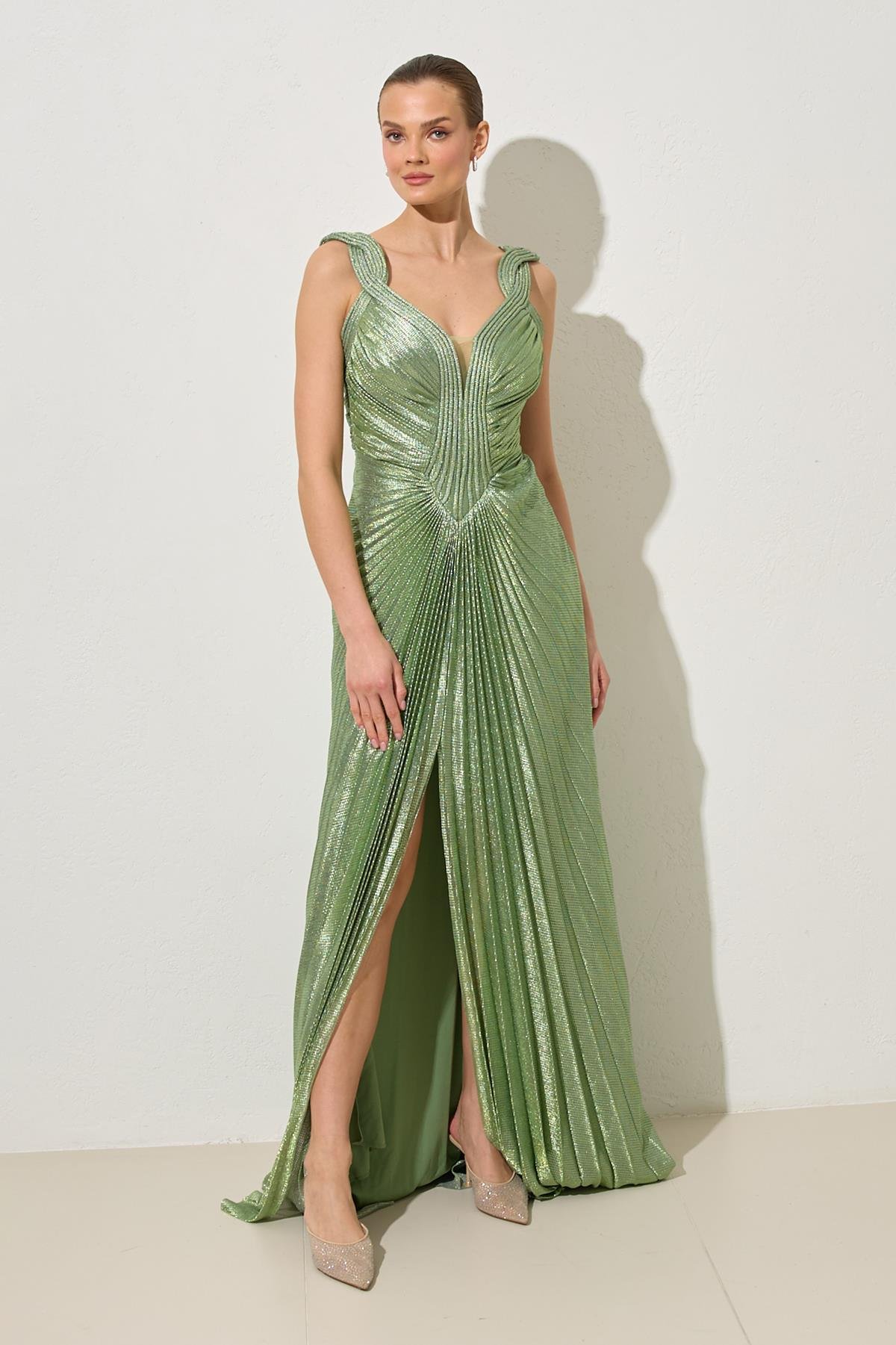 Yeşil Askı Ve Yaka Detaylı Piliseli Uzun Abiye Elbise Kadın Abiye Elbise modelleri