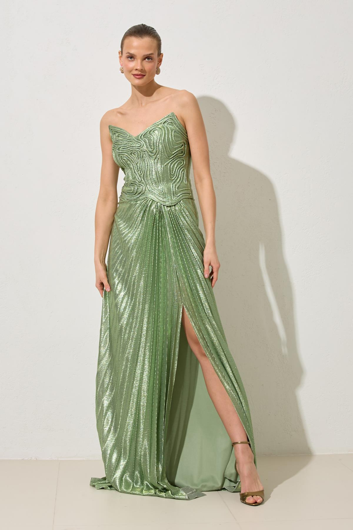 Yeşil V Yaka Üzeri Tam Kalıp Altı Piliseli Bel Detaylı Rahat Kesim Uzun Abiye Elbise Kadın Abiye Elbise modelleri