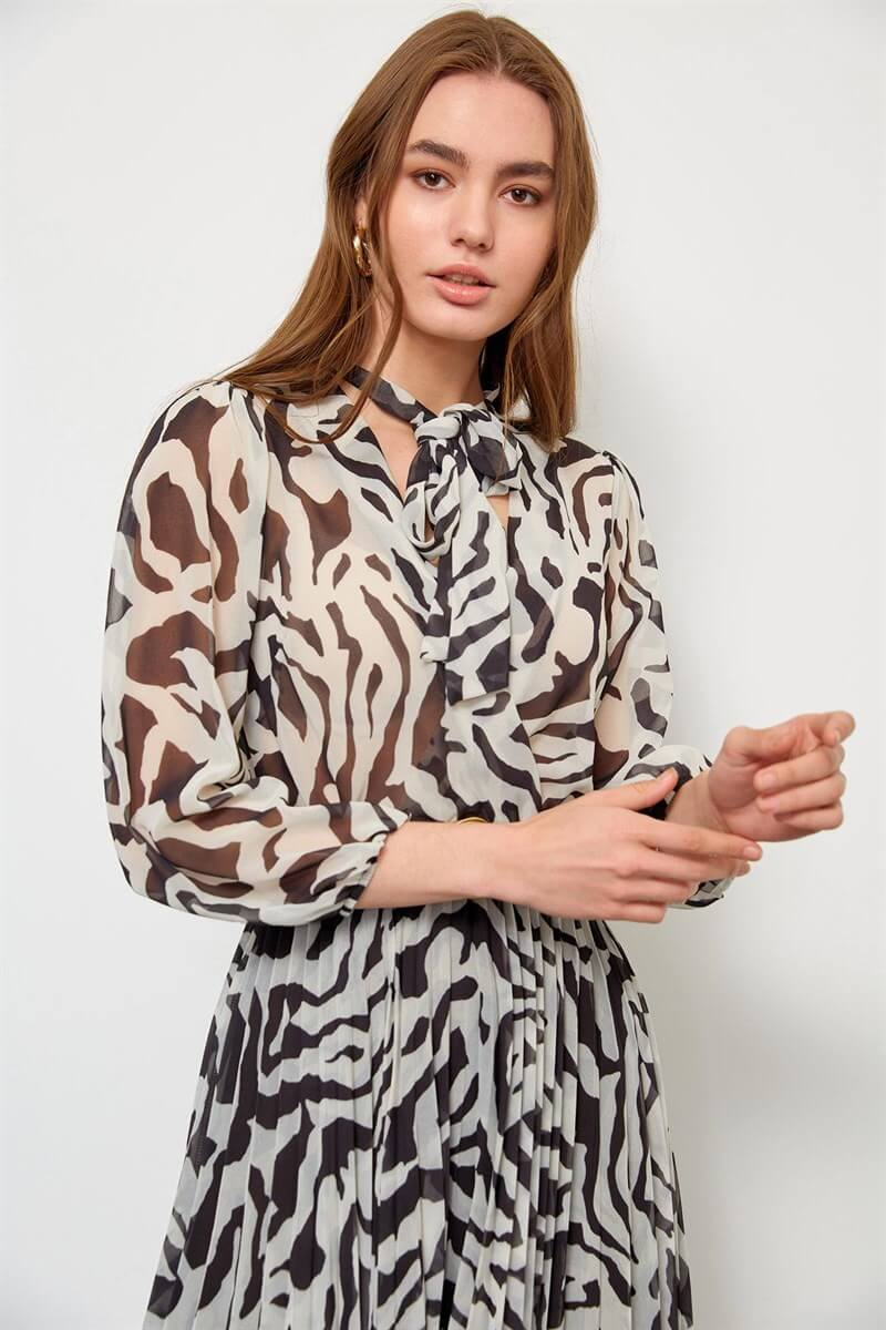 Siyah-Beyaz Kemerli Piliseli ElbiseST040W40186002