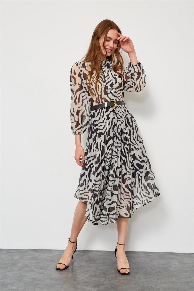 Siyah-Beyaz Kemerli Piliseli ElbiseST040W40186002