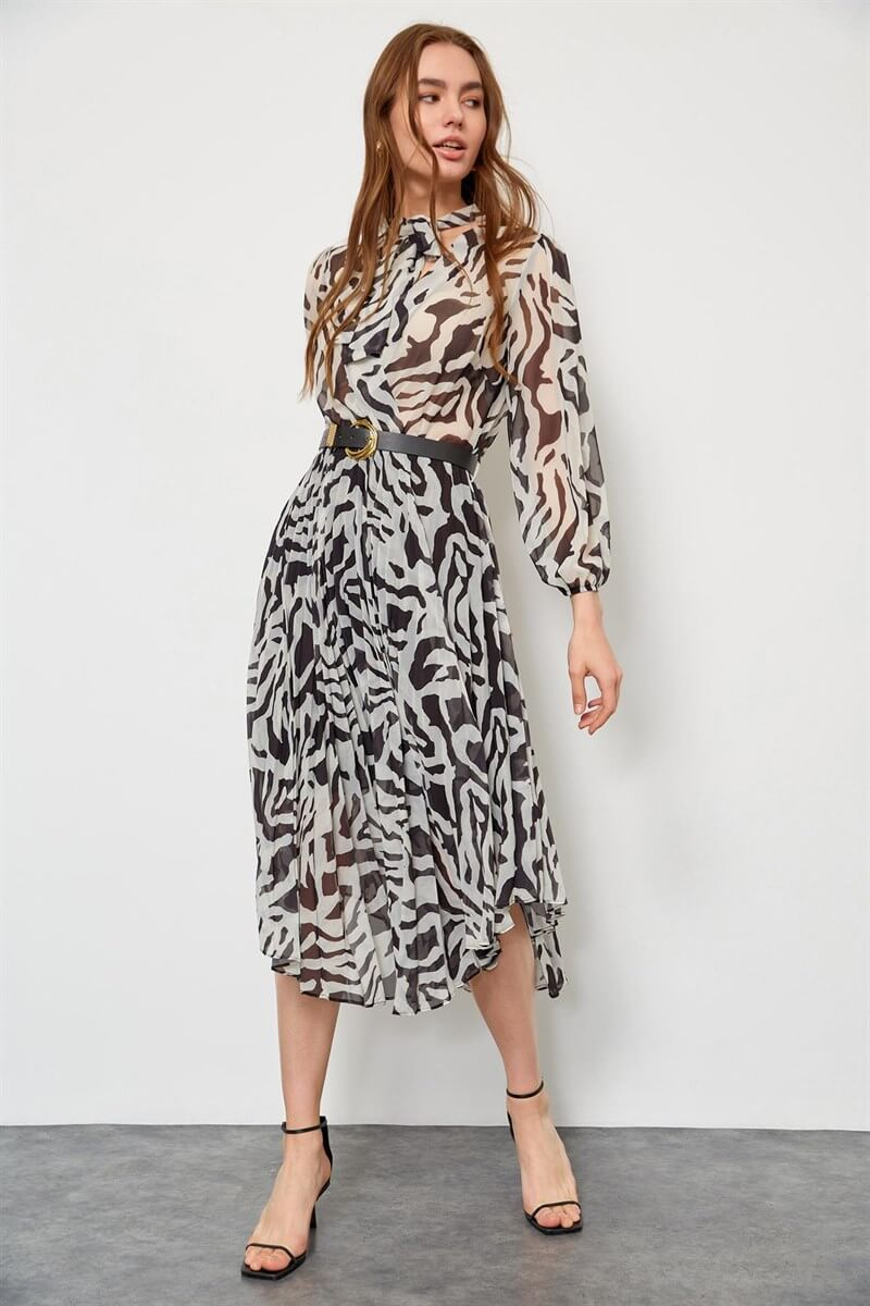 Siyah-Beyaz Kemerli Piliseli ElbiseST040W40186002