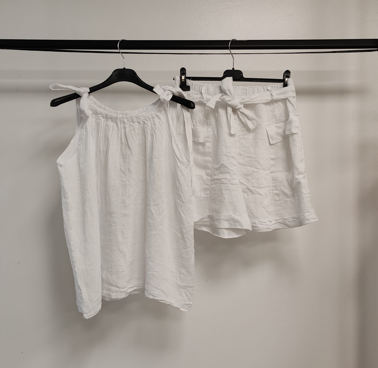 White İtalyan Sıfır Kol Şortlu Keten Takım