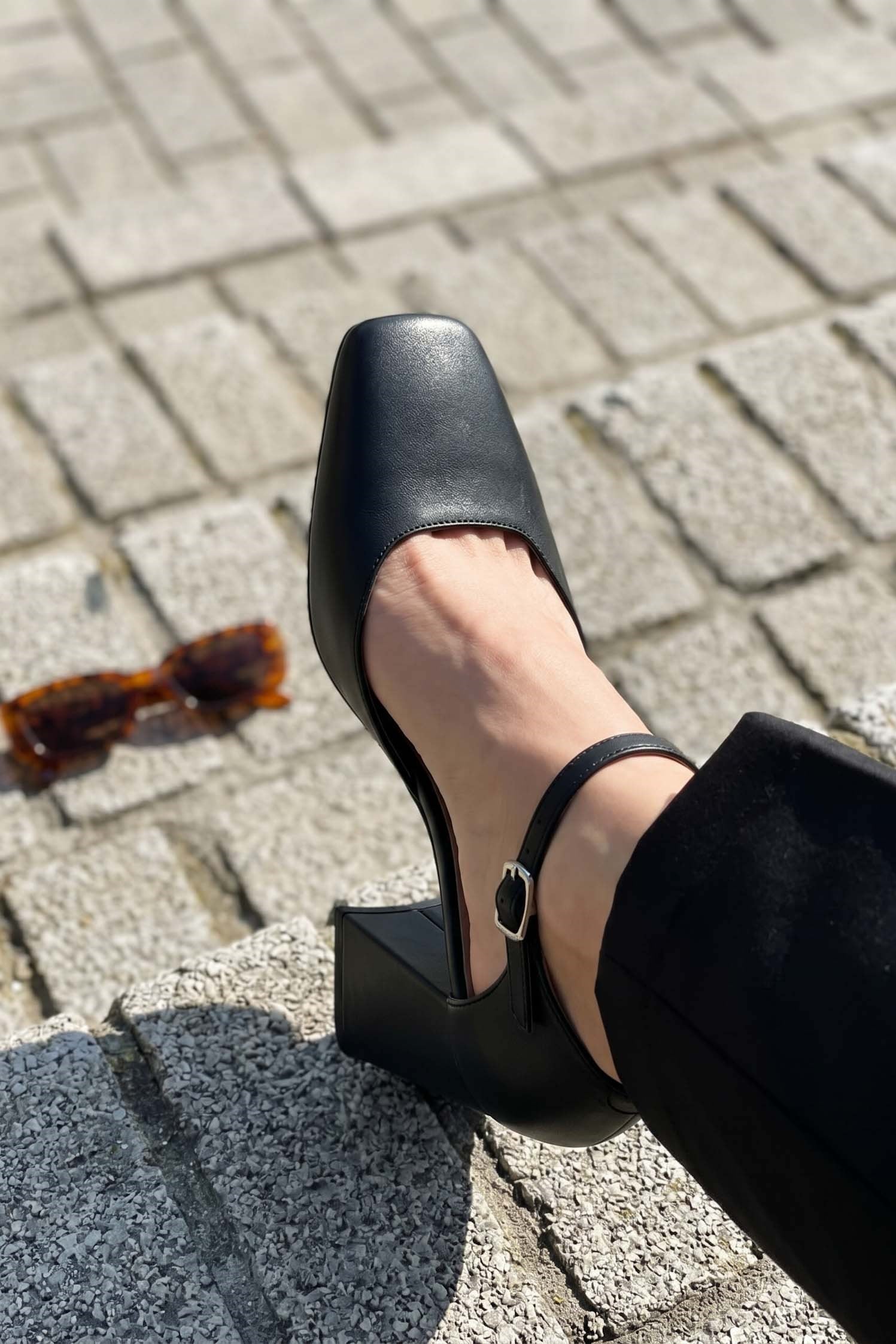 Lulu Siyah Deri Kalın Topuk Detaylı Ayakkabı