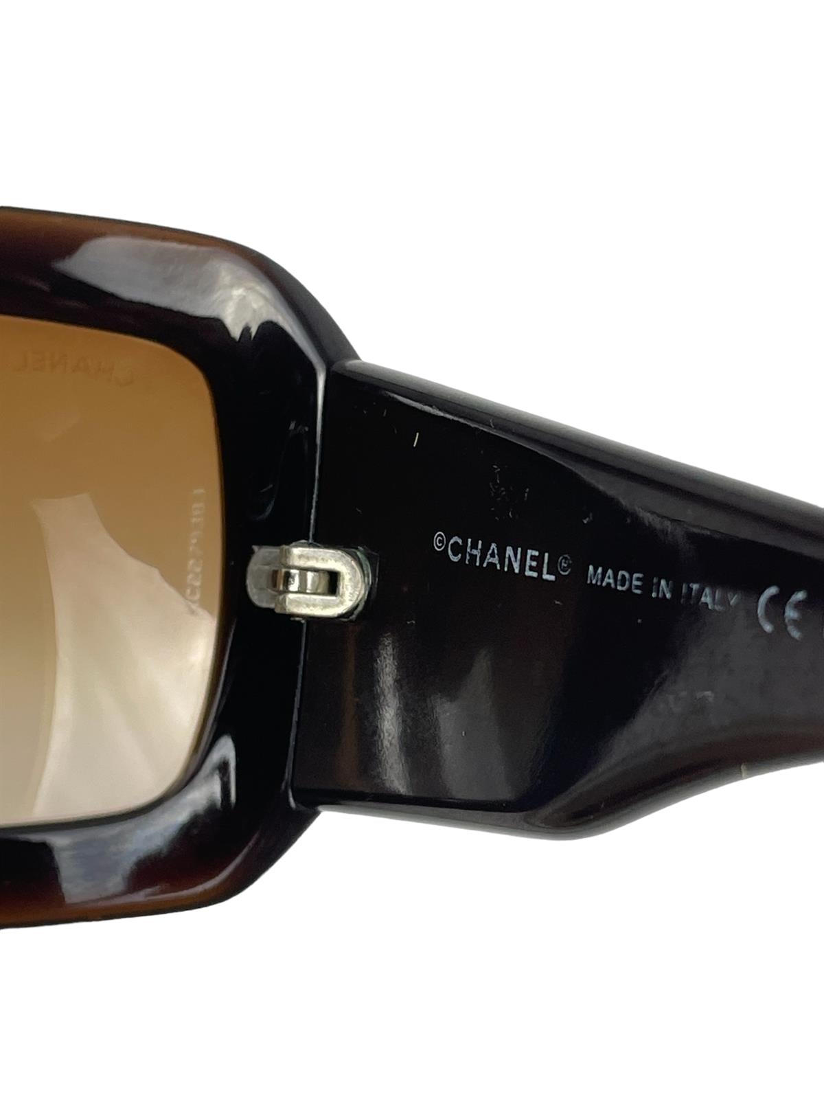  BROWN CC LOGO SUNGLASSES