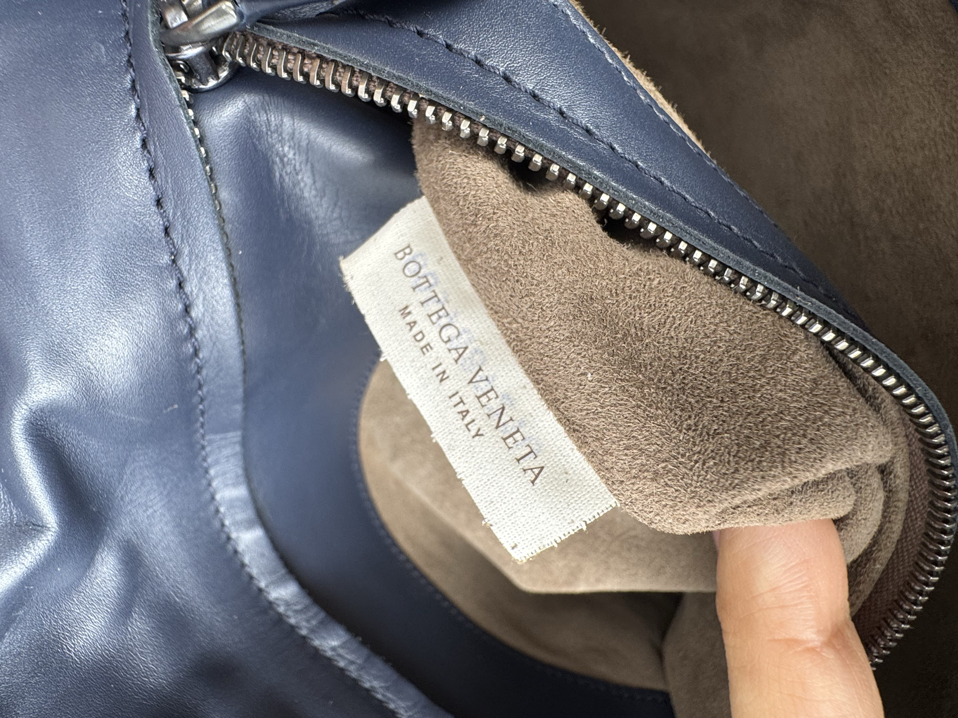 BOTTEGA VENETA NAVY INTRECIATTO TOTE BAG