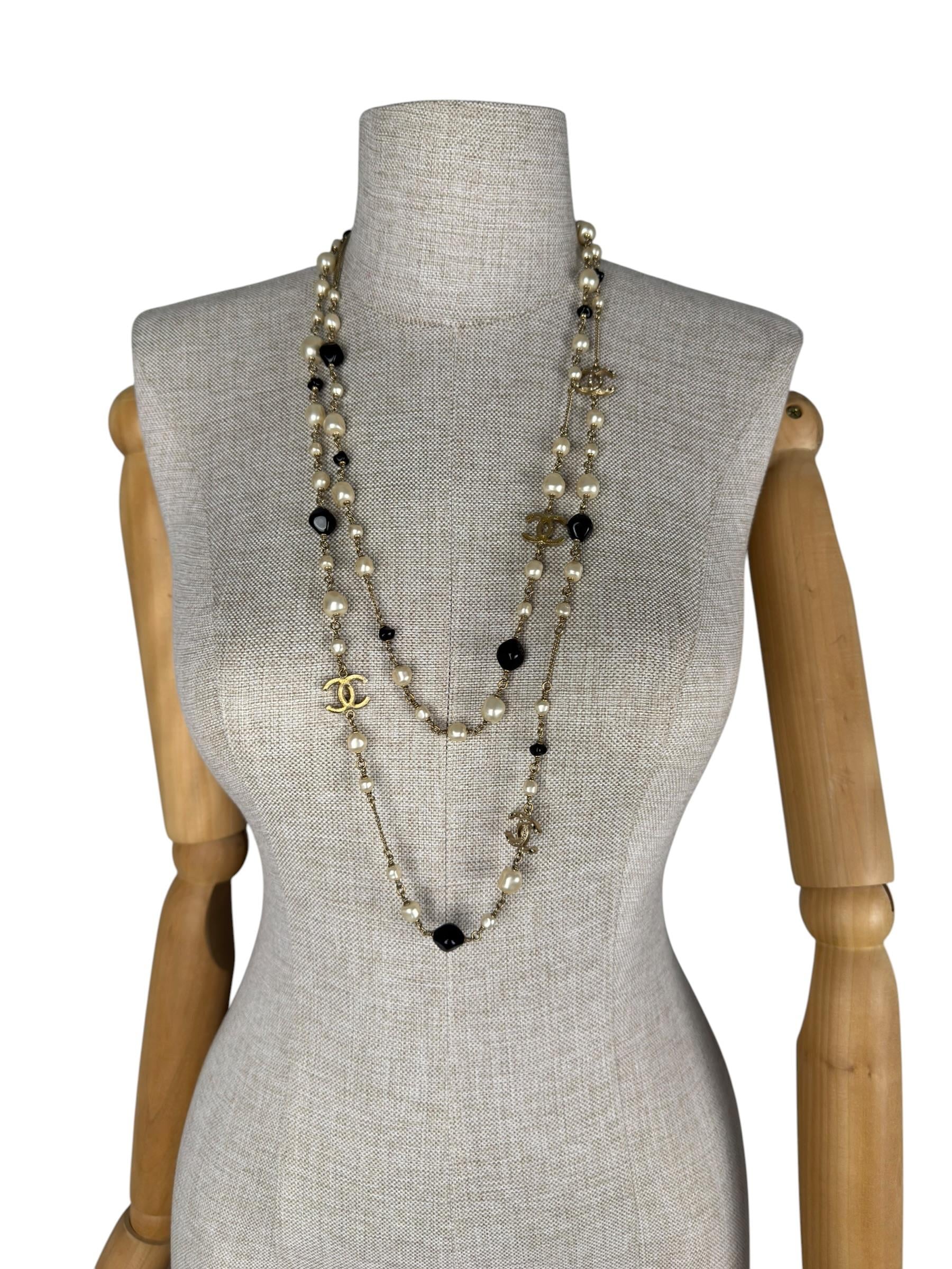 CHANEL CC LOGO PEARL NECKLACE