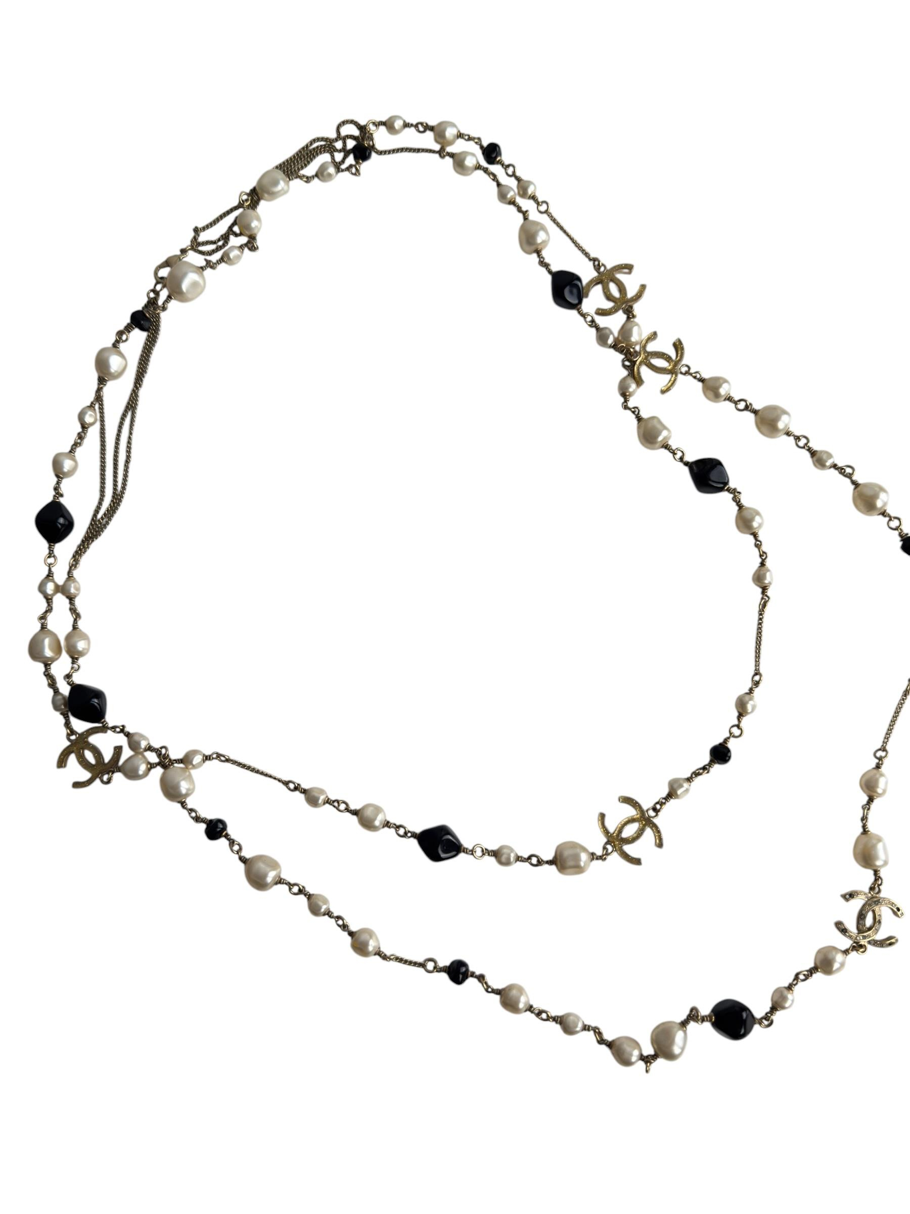 CHANEL CC LOGO PEARL NECKLACE