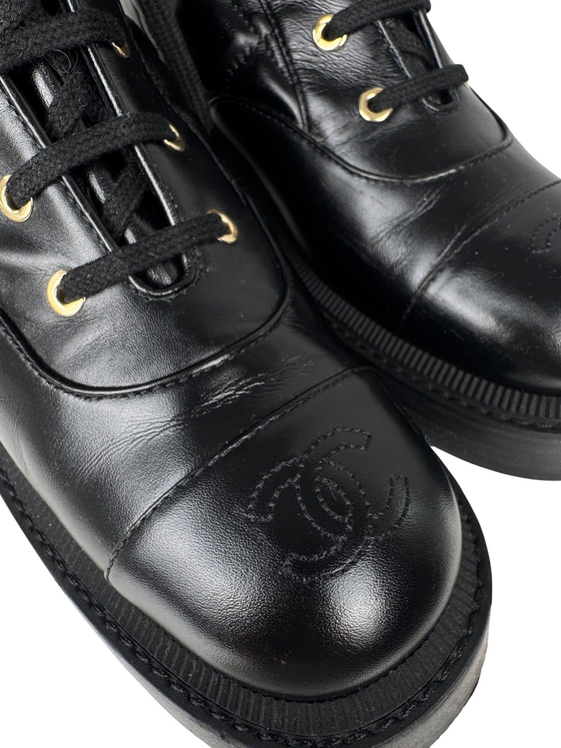 CHANEL CC LOGO QUILTED LEATHER BOOTS