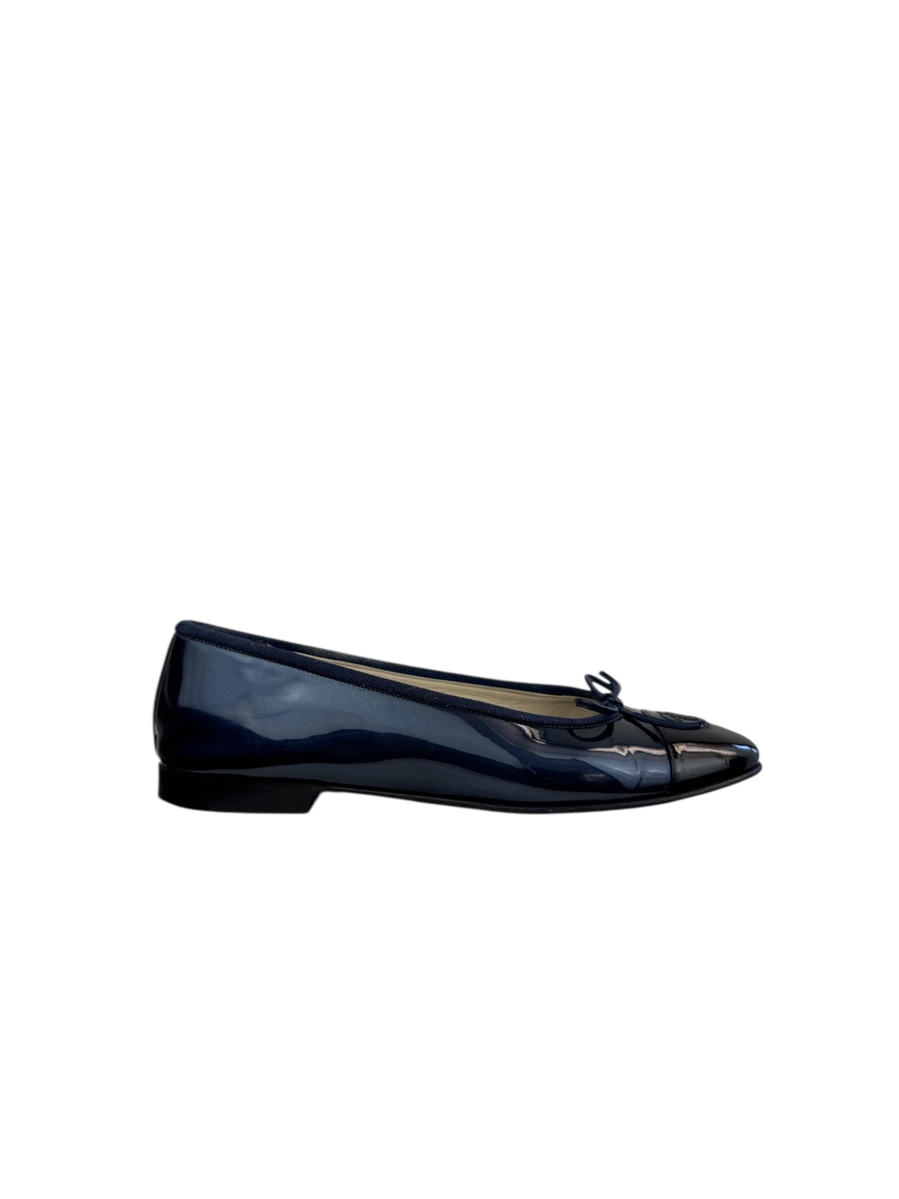 CHANEL NAVY PATENT LEATHER BALLET FLATS