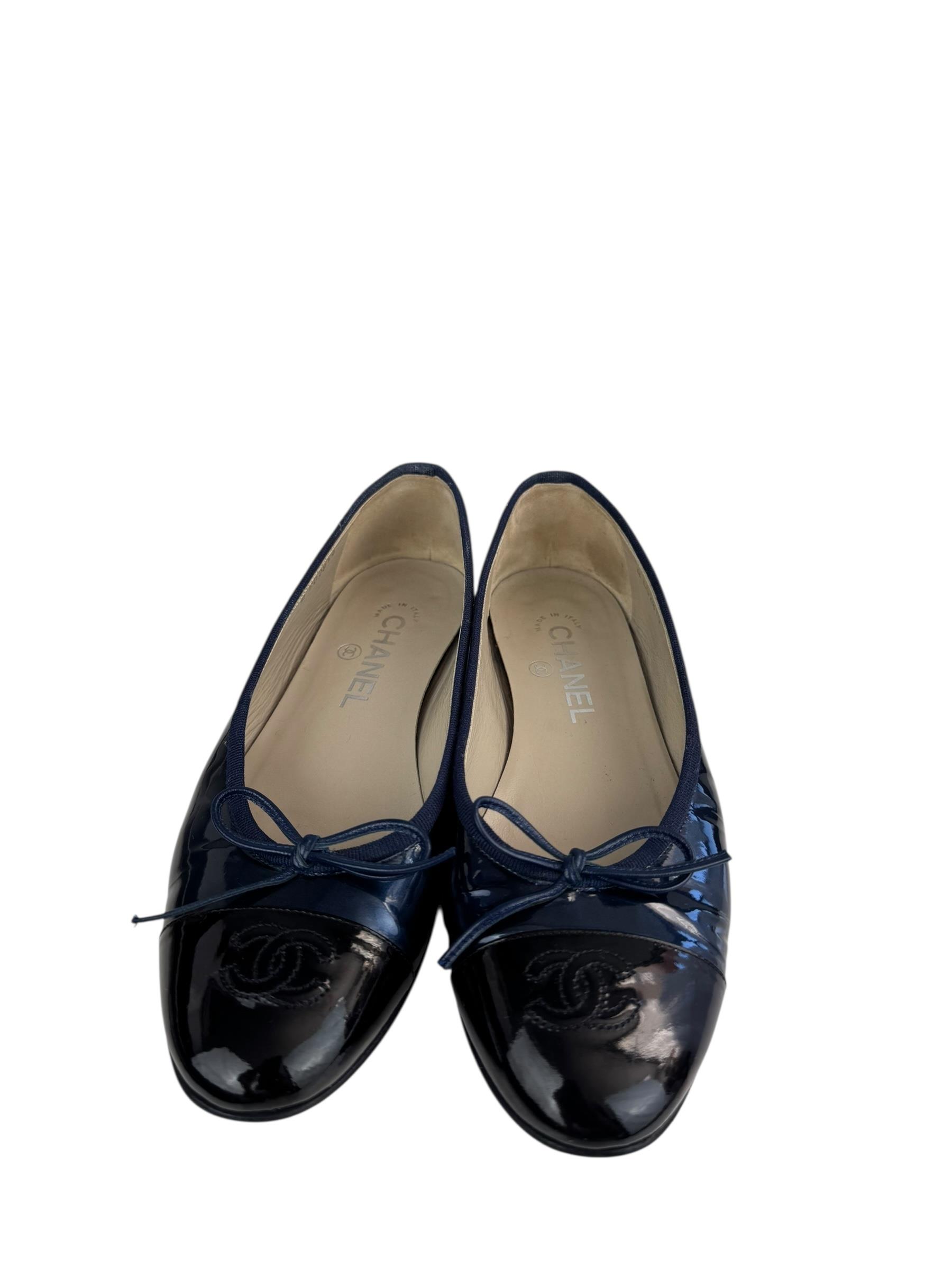 CHANEL NAVY PATENT LEATHER BALLET FLATS